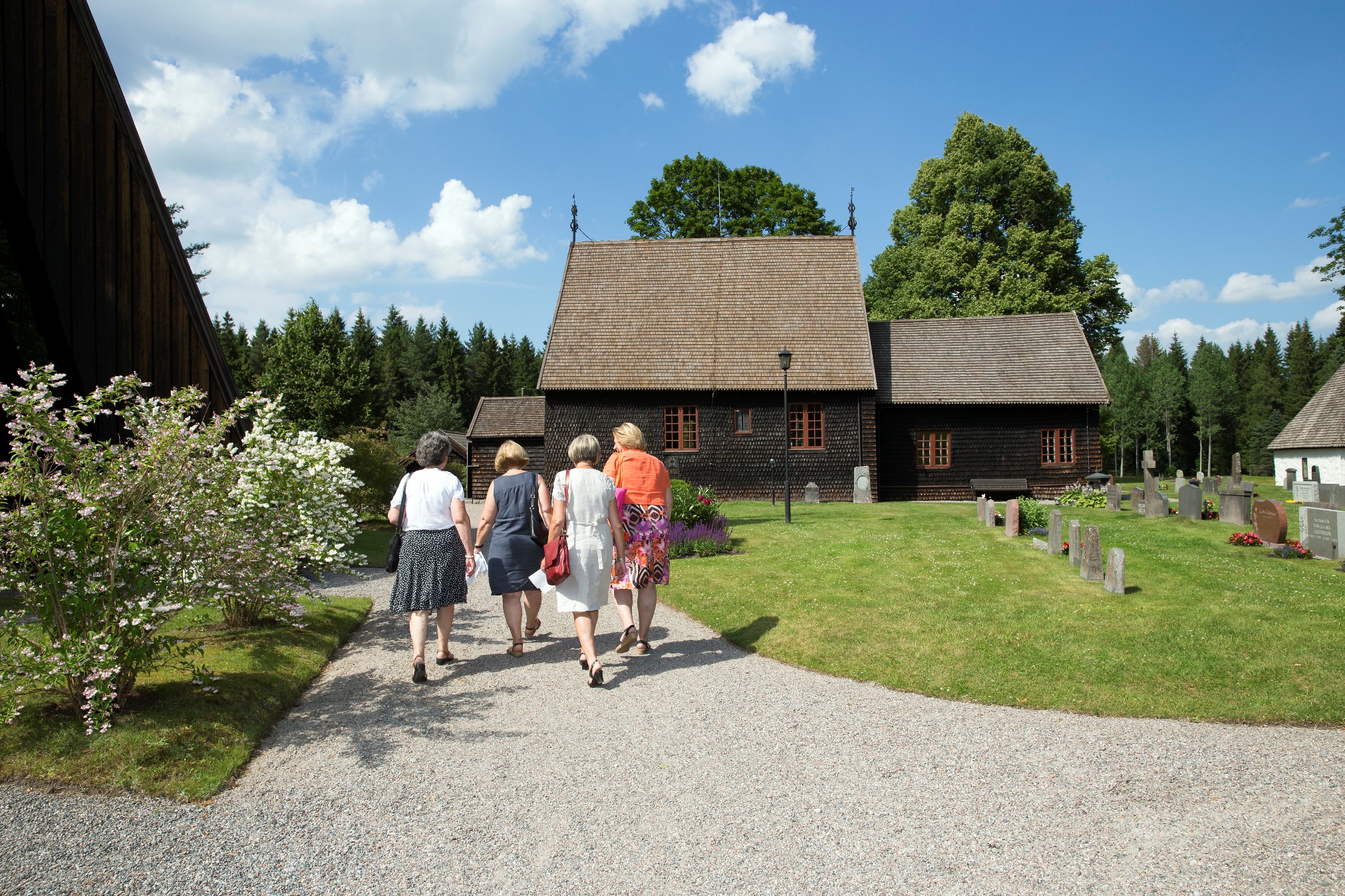 Varje år besöker närmare 1000 personer sommaröppna Tångeråsa kyrka. 2015 håller kyrkan och caféet i Tångeråsagården öppet varje dag kl. 13-17 vecka 28-30.