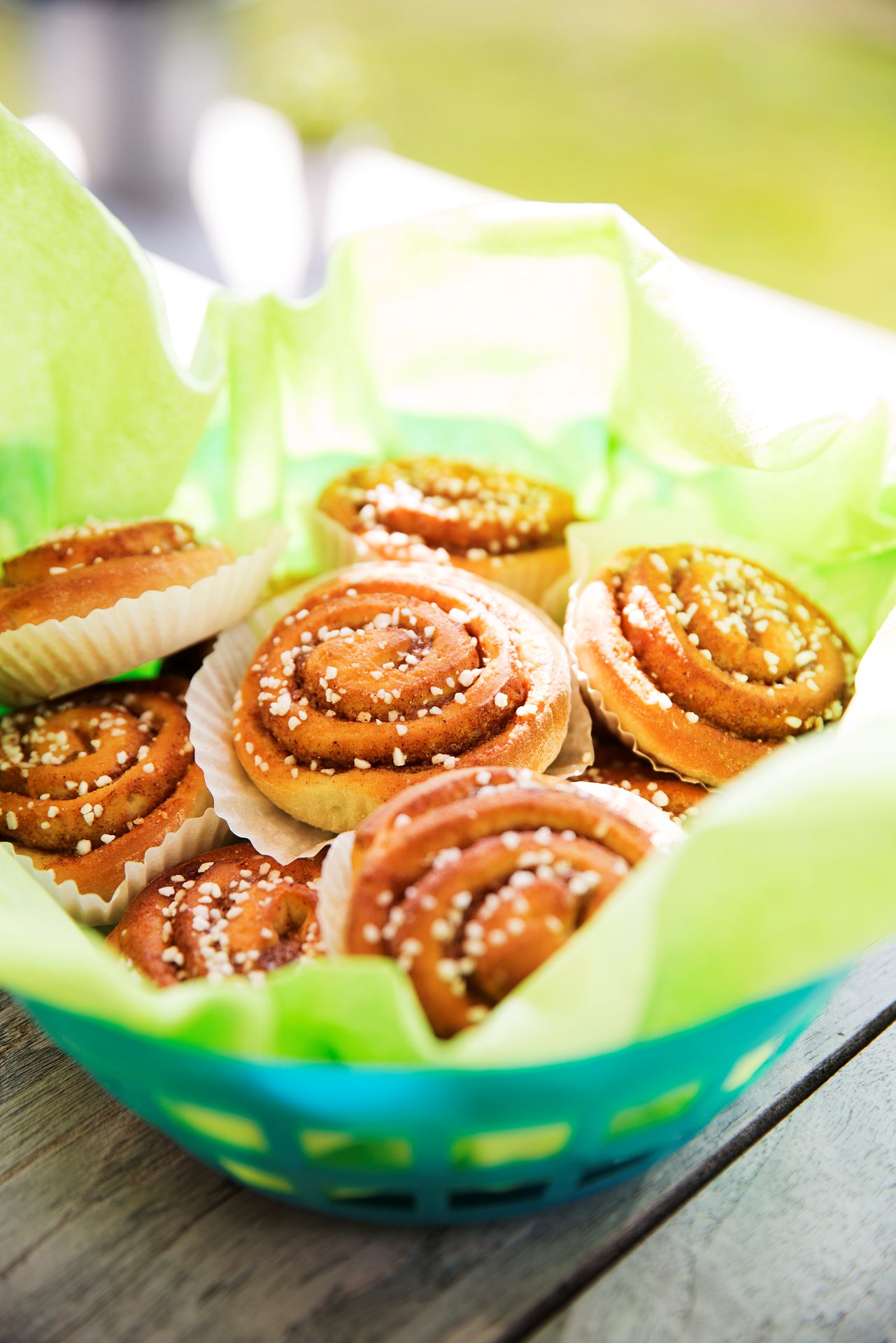 Bilden visar bullar i en korg och ett varmt solsken.