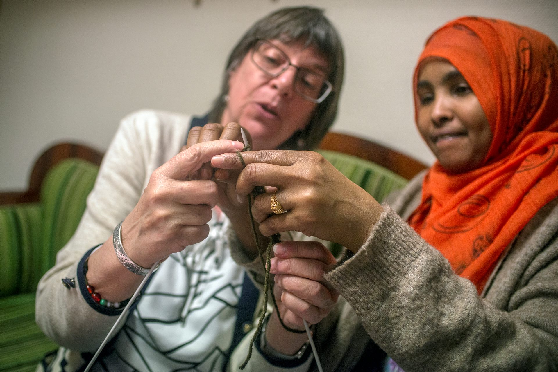 Gunnel Kindahl ger Shankaron Mohamed tips på hur man stickar under "Café Dama" ett Café för kvinnor som vill prata svenska och handarbeta. Shankaron Mohamed kom till Sverige från Somalia som asylsökande i 2013. 2015 kom hennes man och deras 4 barn, fem, sju, nio och elva år gamla.