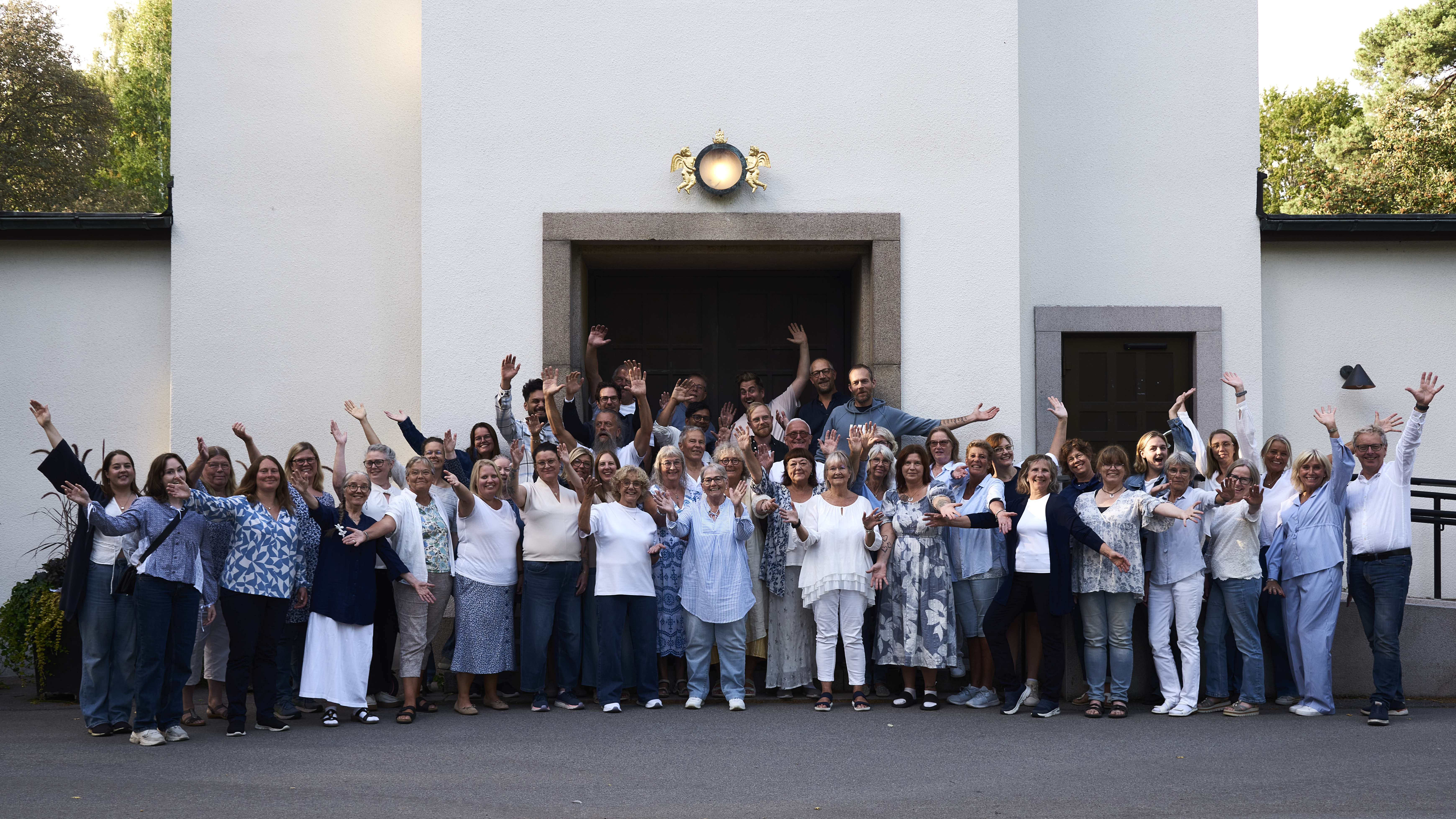 Bild på Växjö City Gospelkör framför Skogslyckans kyrka