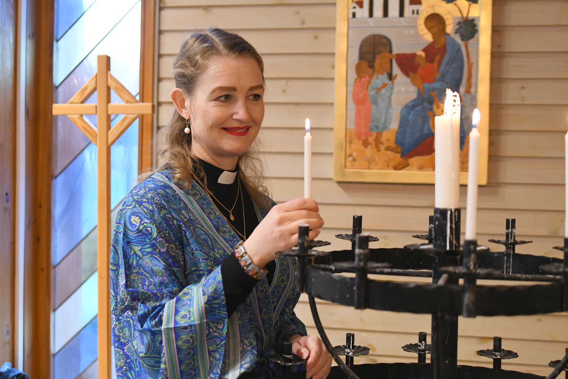 Margaretha Josefsson, präst - vid ljusbäraren i Ansgarskyrkan.