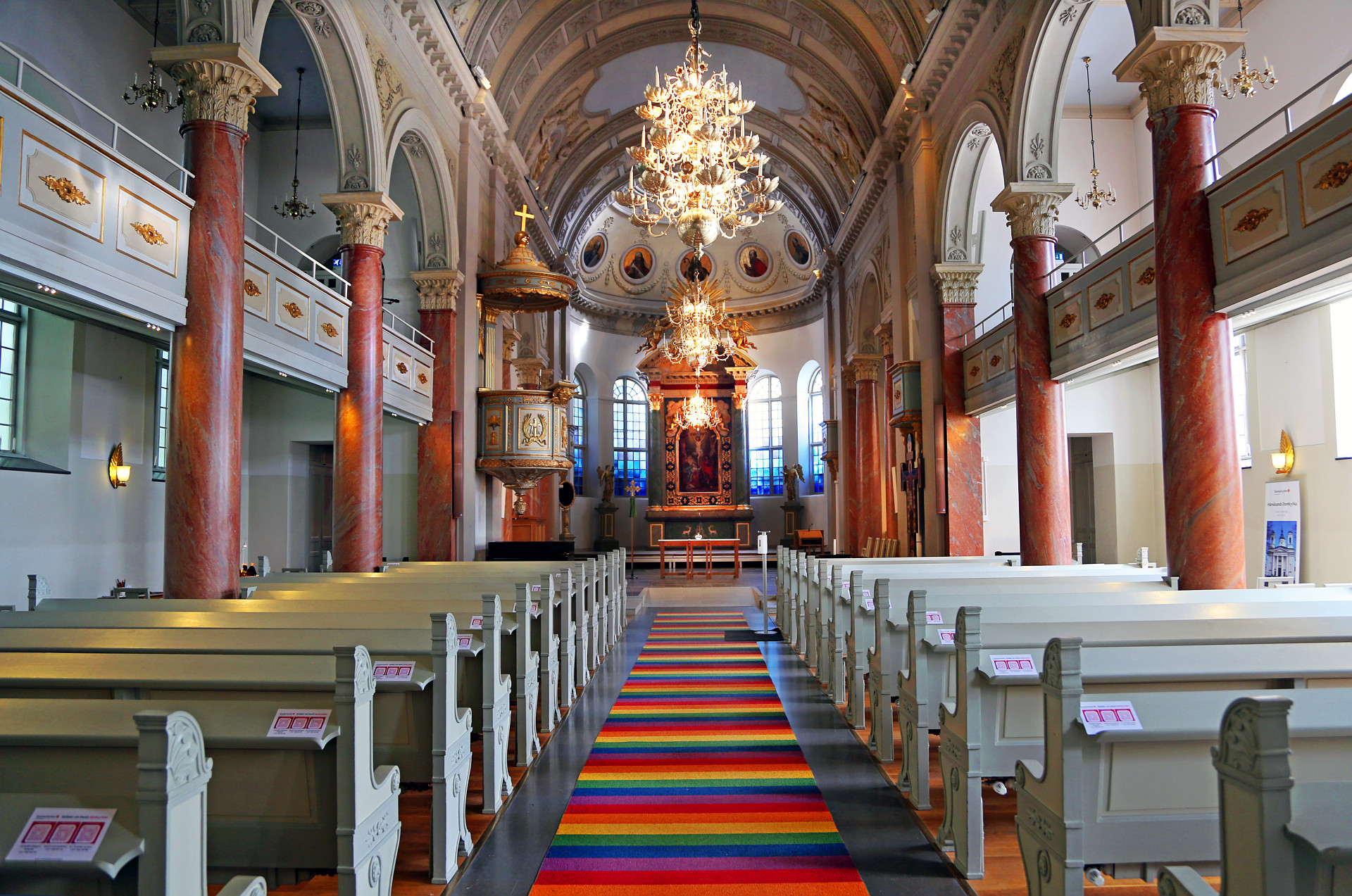 En regnbågsmatta i altargången.