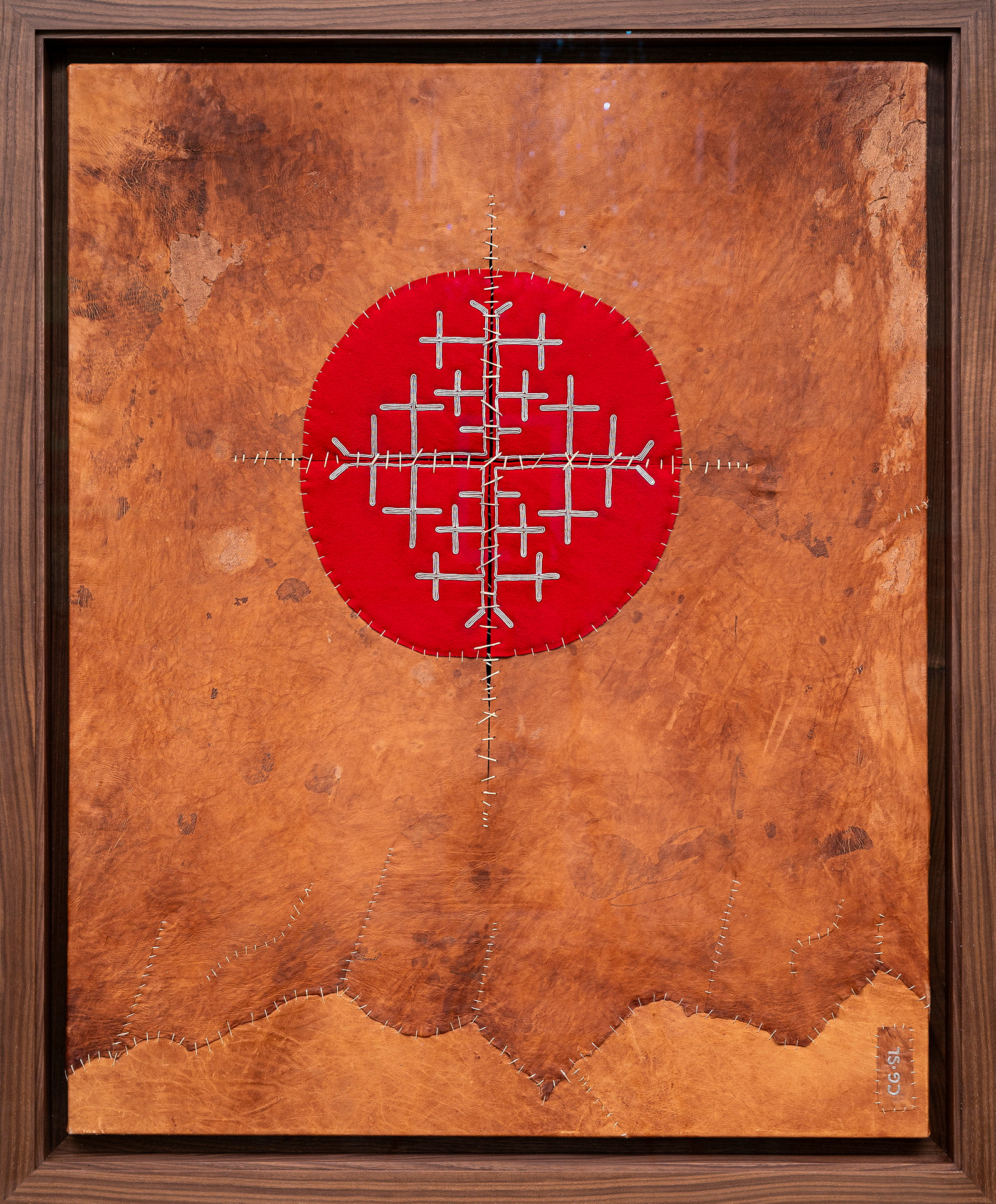 Konstverket "Ärrvävnad (Till Antje)" av Carola Grahn och Svea Länta (tennbrodyr). De huvudsakliga beståndsdelarna är motivet med en cirkel/sol i mitten där korset består av snitt igenom ytan som delvis är hopsydda igen. 