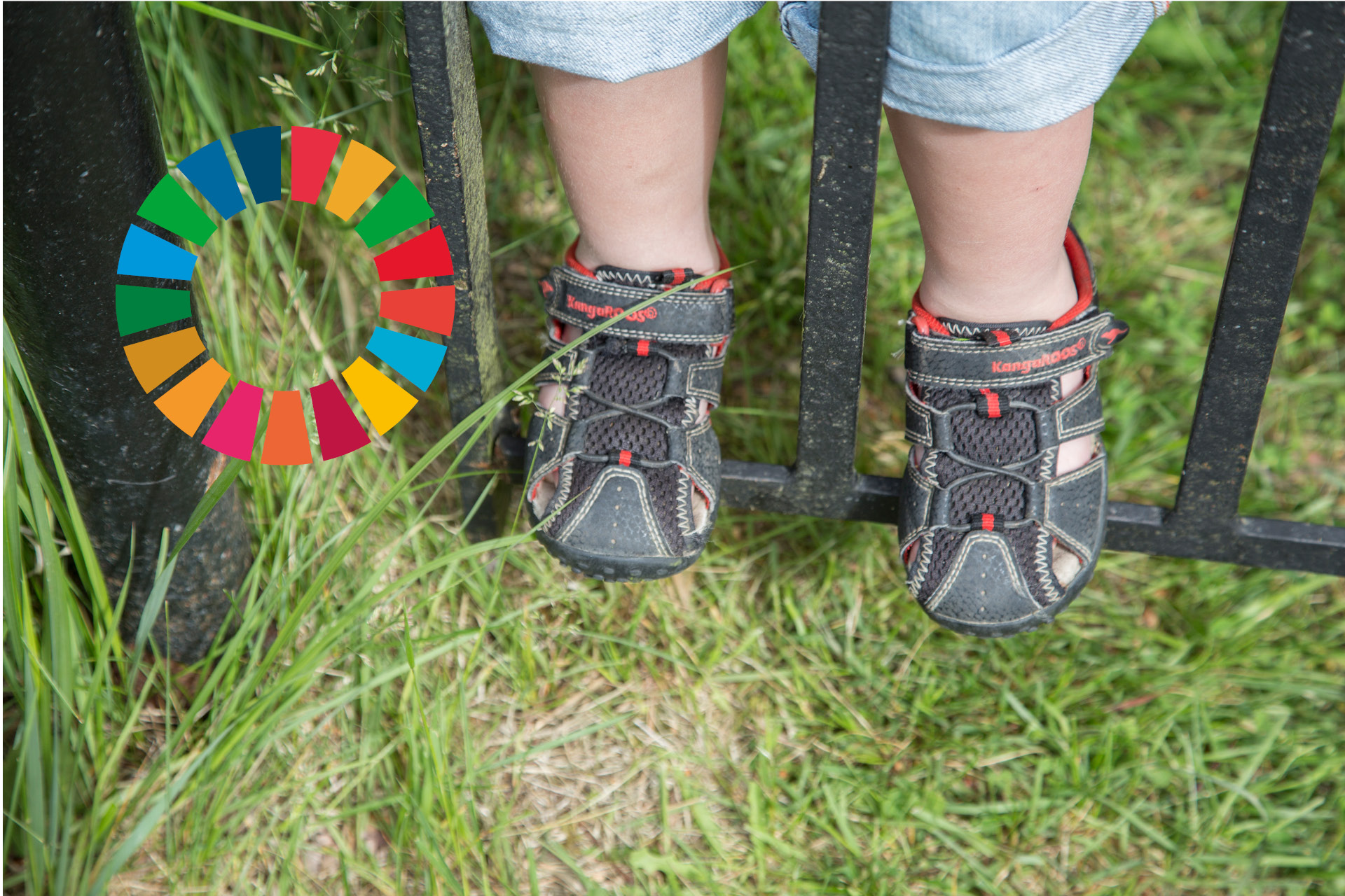 Barnfötter. Till vänster syns loggan för Agenda 2030.