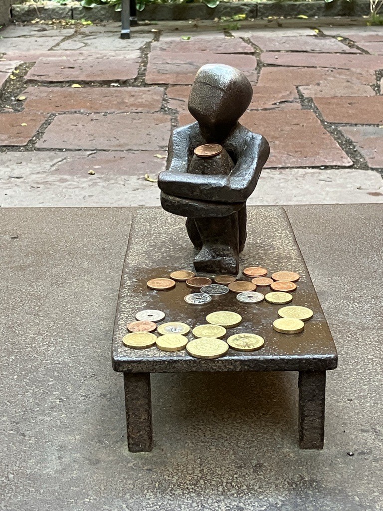 Pieni poikaa kuvaava rautapatsas .