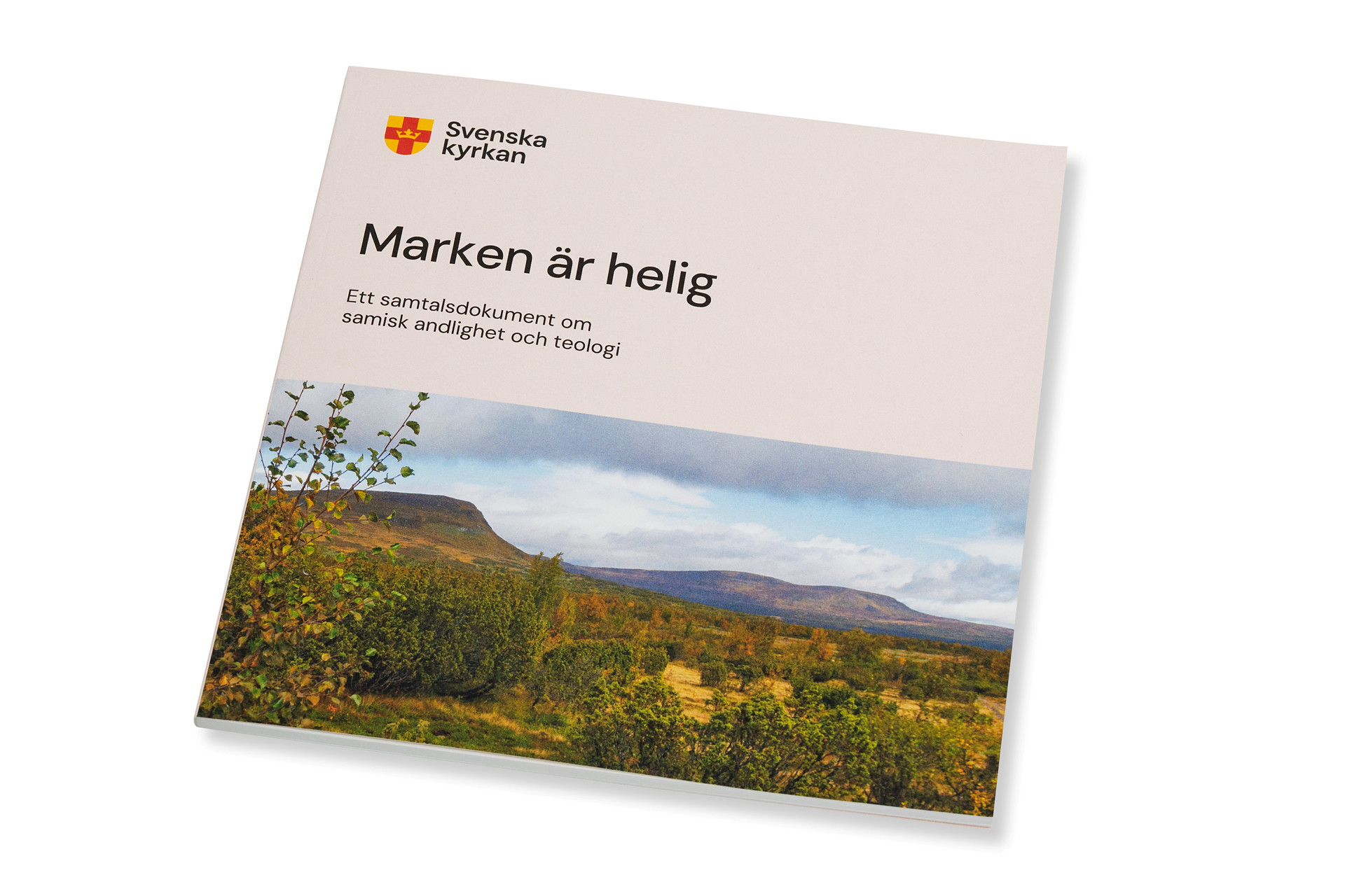 Fotografi av tryckt rapport med naturbild på omslaget