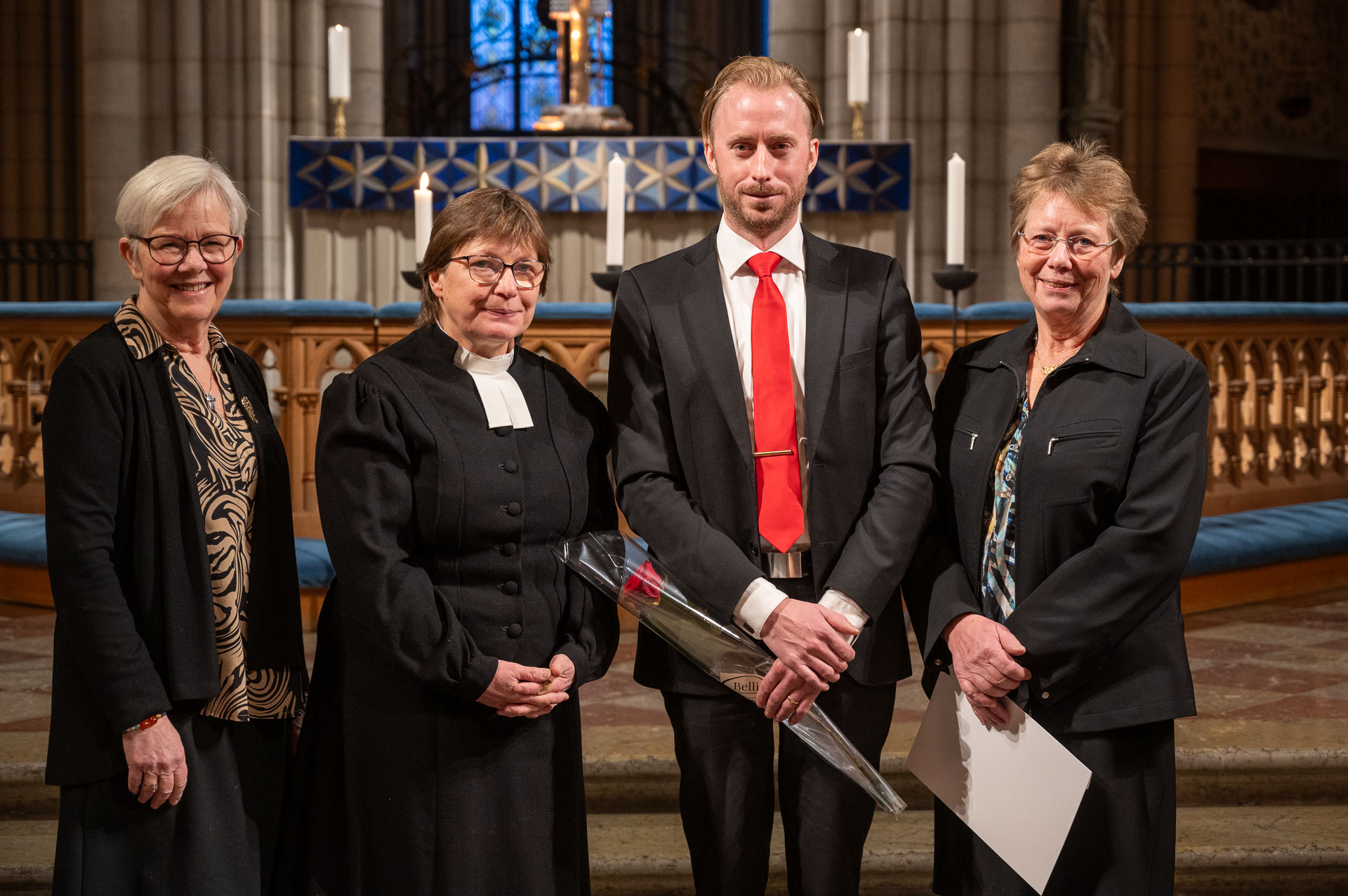 Representanter från Frostvikens församling tar emot priset i Uppsala domkyrka. 