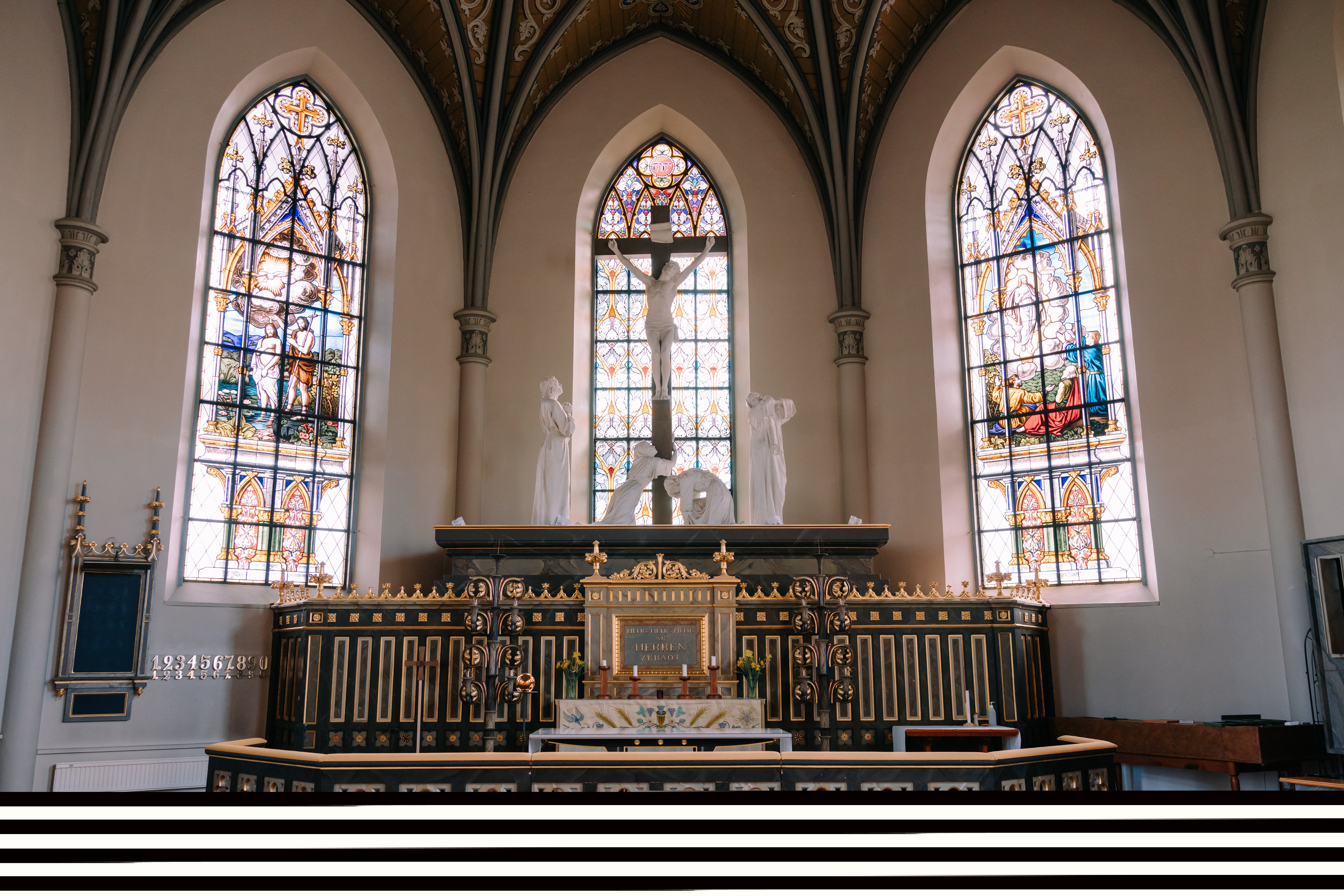 Skulpturerna längst fram i Oskarshamns kyrka är en scen från Johannesevangeliet som visar Jesu dödsstund. Personerna som avbildats är lärjungen Johannes, Maria Magdalena, Jesus på korset, Maria Kleofas och Maria, Jesu mor.