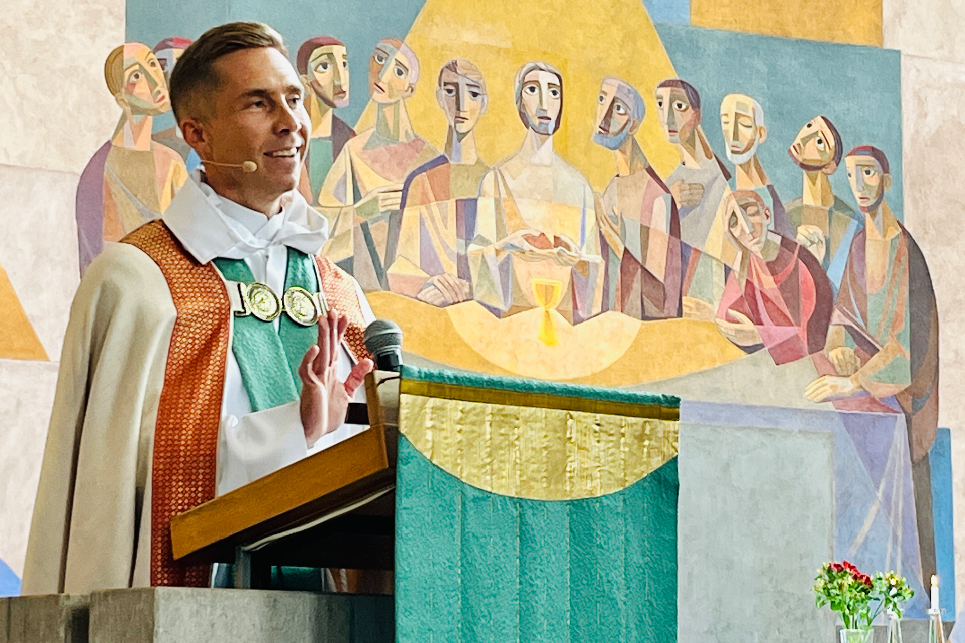 Medelålders man iklädd liturgiska kläder i prediksstol.