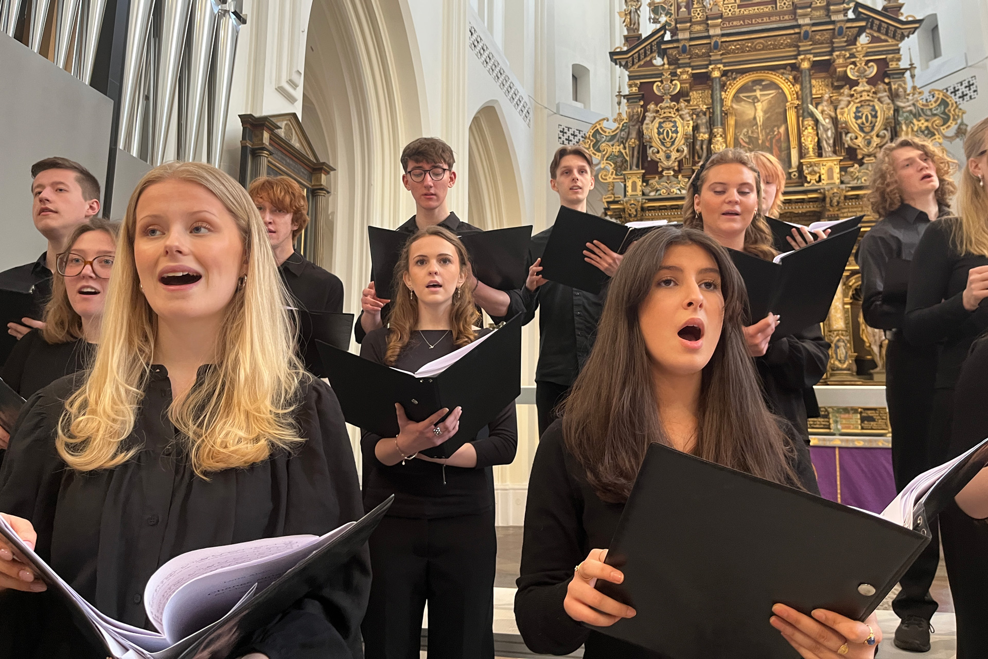 Sjungande ungdomar klädda i svart.