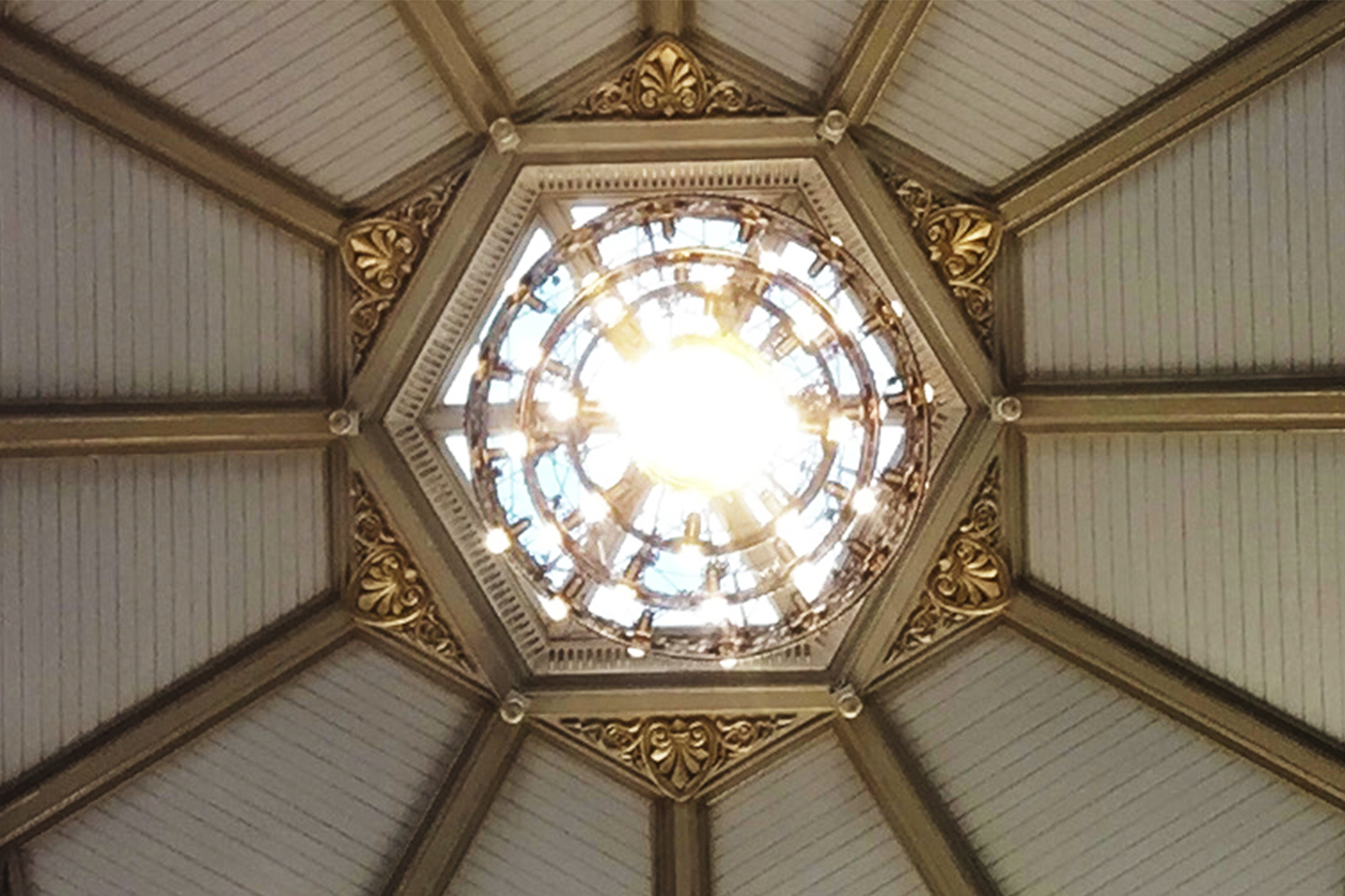 Bild på ornament i taket i S:t Pauli kyrka.