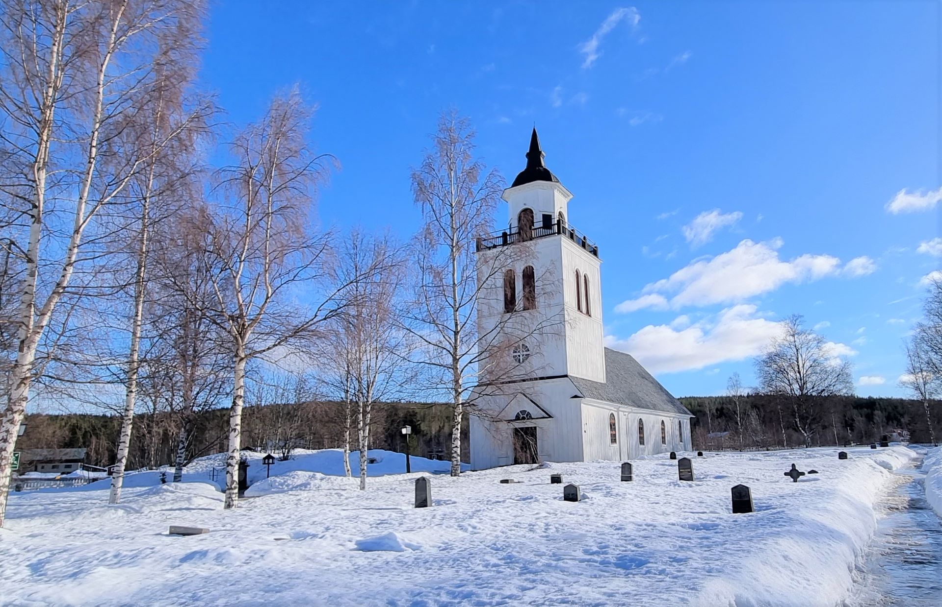 Överhogdals kyrka en vacker vårvinterdag.