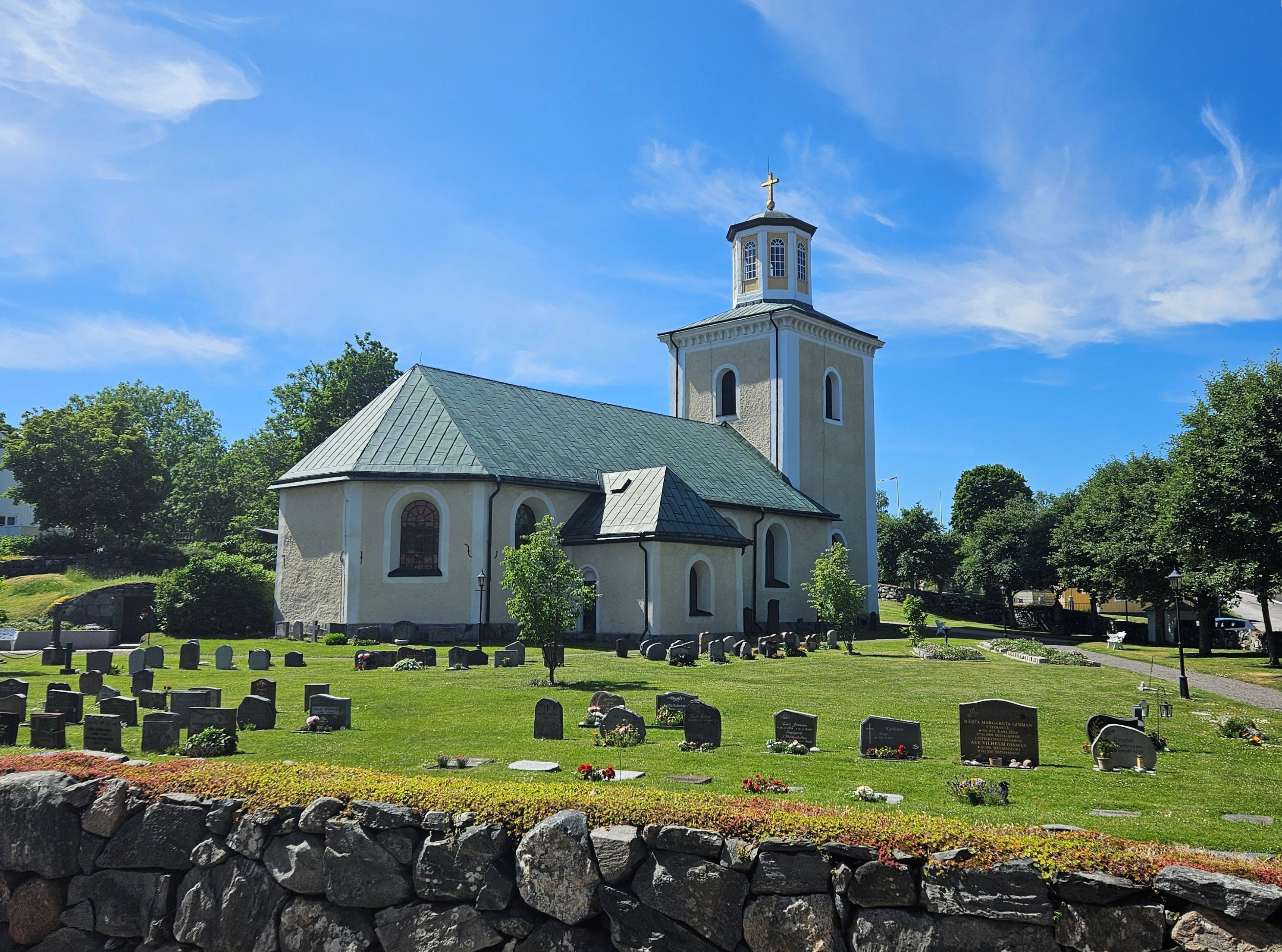 Sommarbild på Östhammars kyrka.