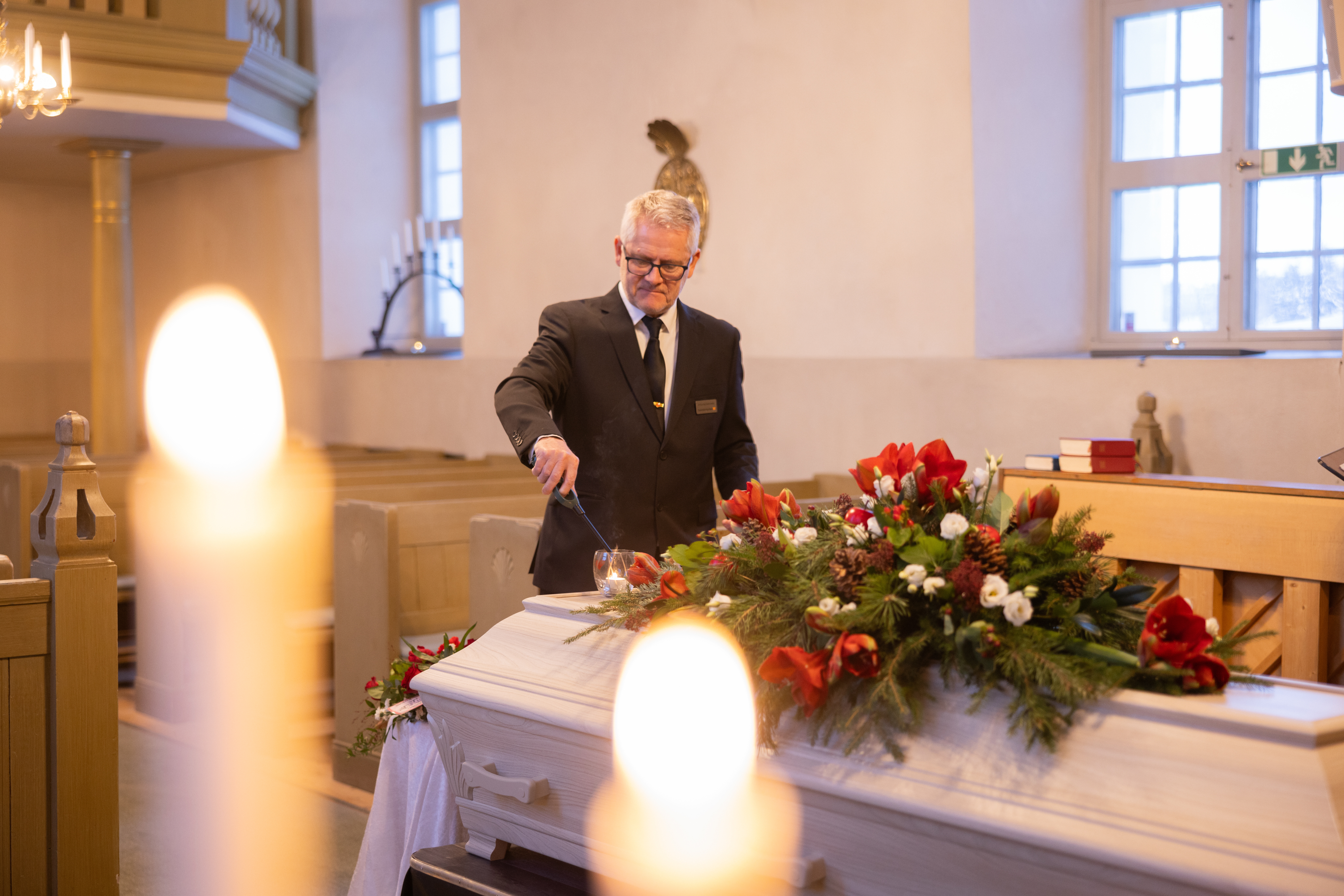 Kyrkvaktmästare vid kista i samband med begravning