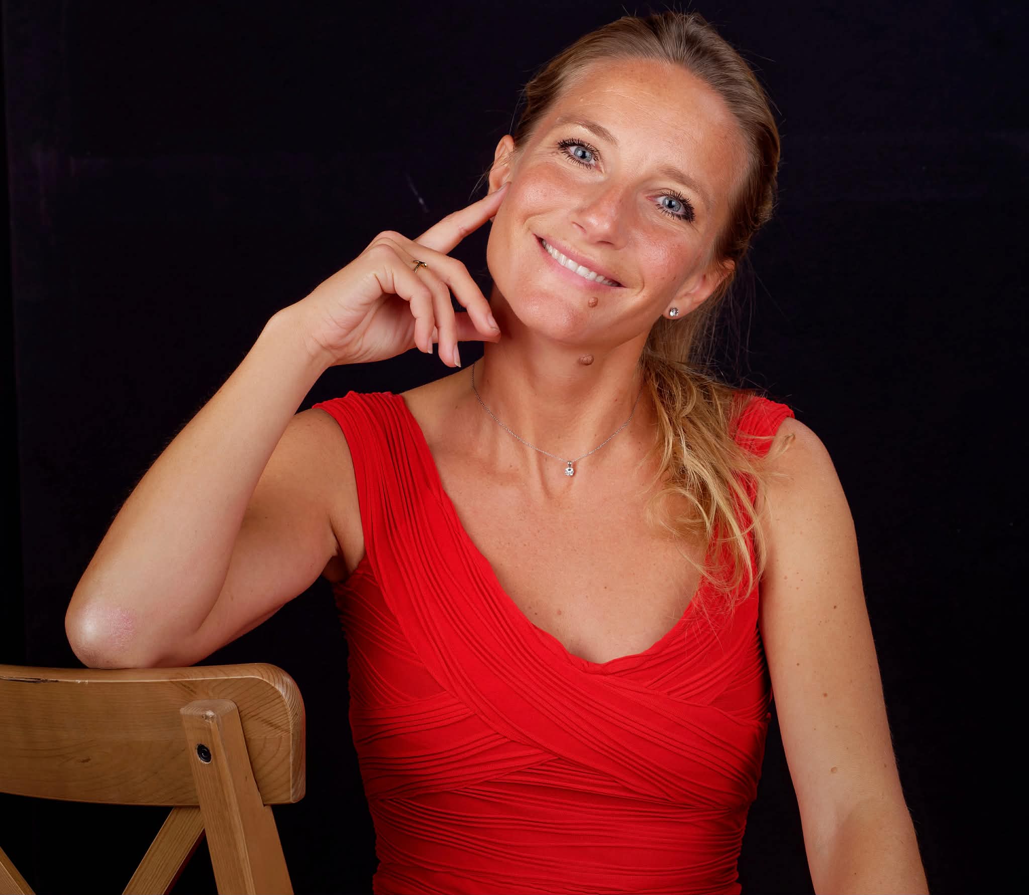 Sångerskan Emilia Feldt i röd klänning