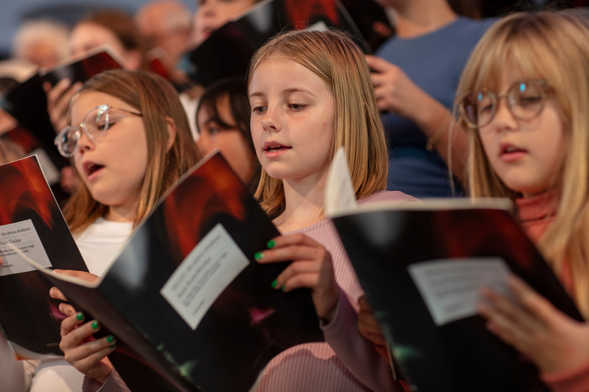Barn som sjunger i kör.