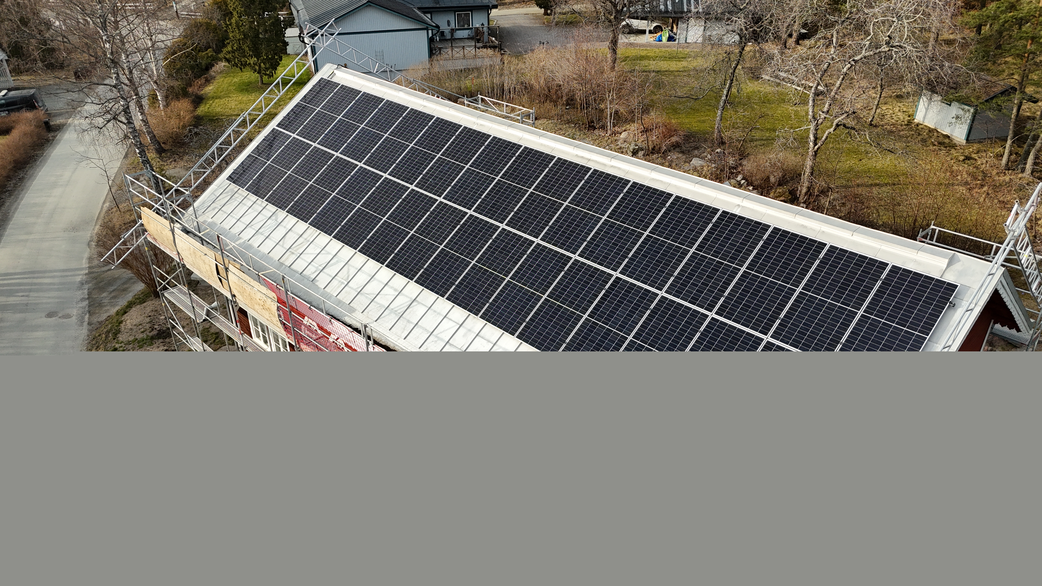 Solcellerna installeras på Säbykyrkan.