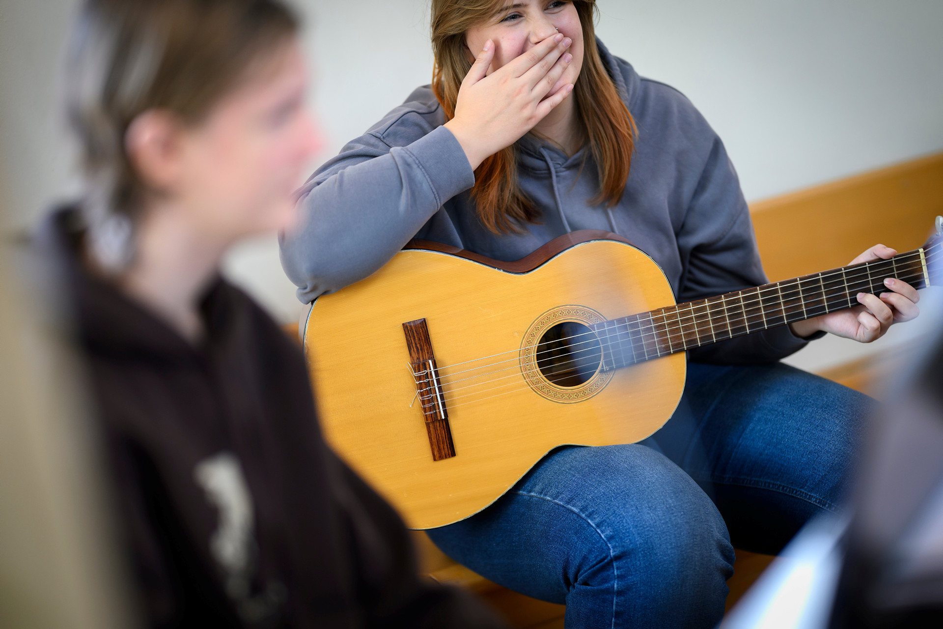 Ungdomar spelar gitarr.