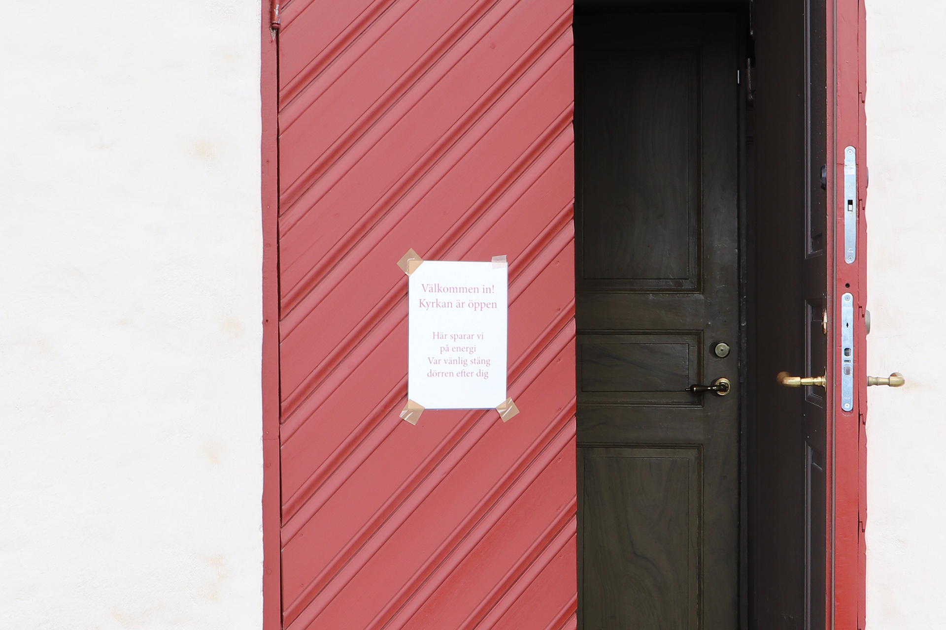 Kyrkporten är öppen.