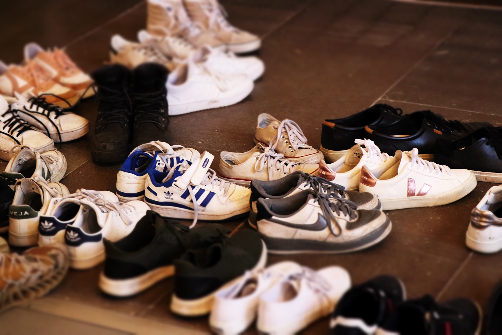 Ett gäng skor på ett golv.