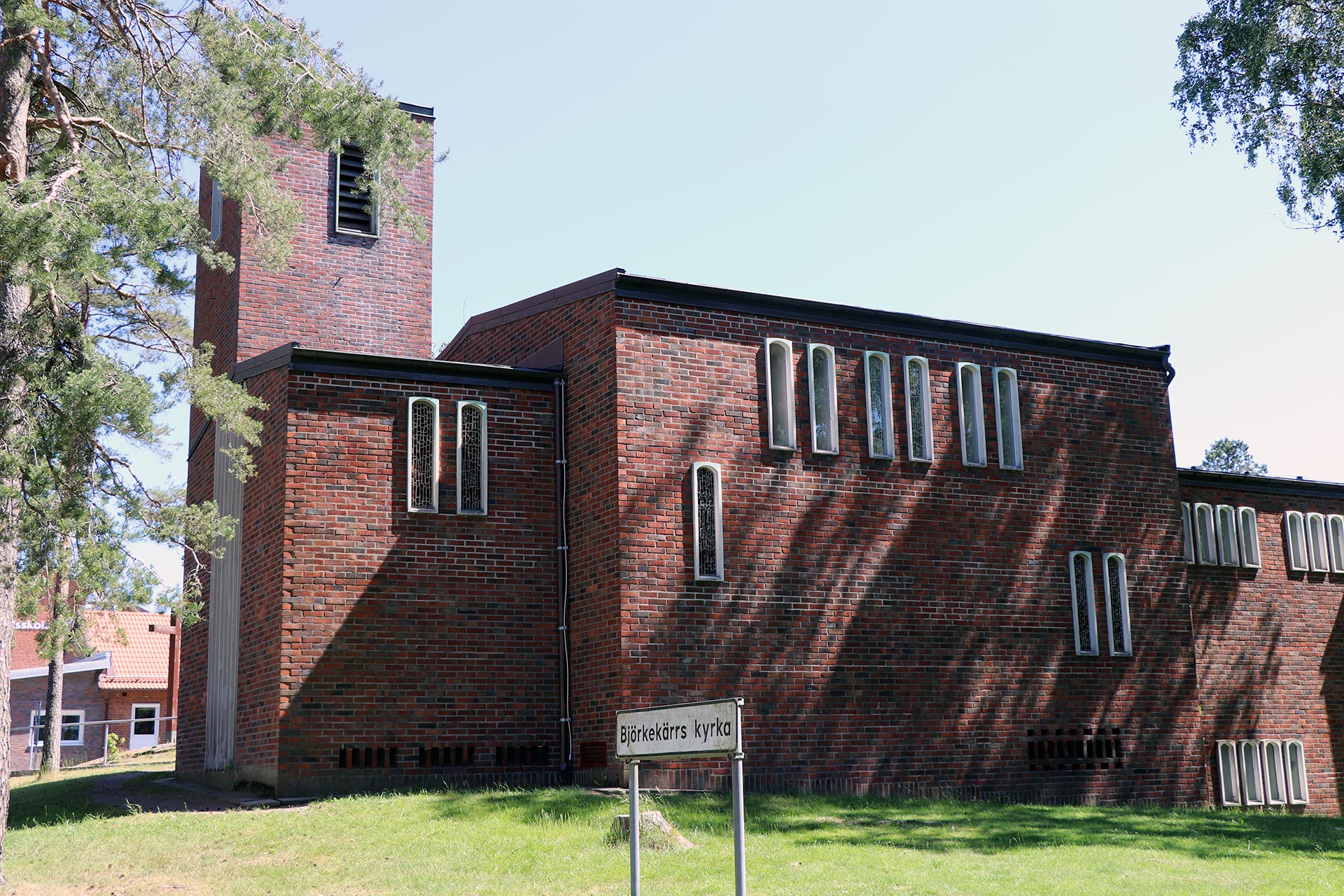 En mindre tegelkyrka fotograferad utvändigt.