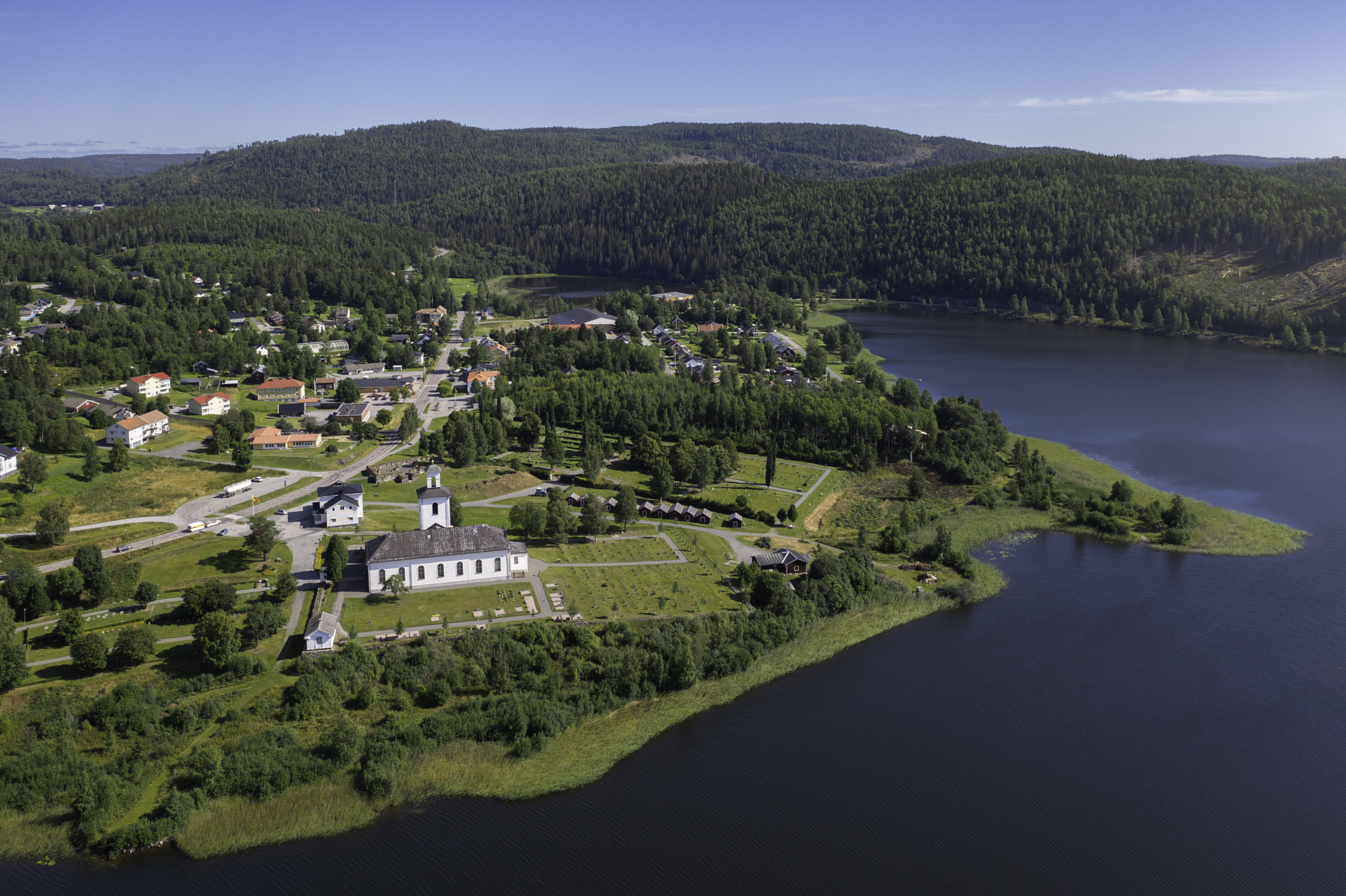 Flygfoto över Nordingrå kyrka omgärdad av Nordingråvallen och Vågsfjärden
