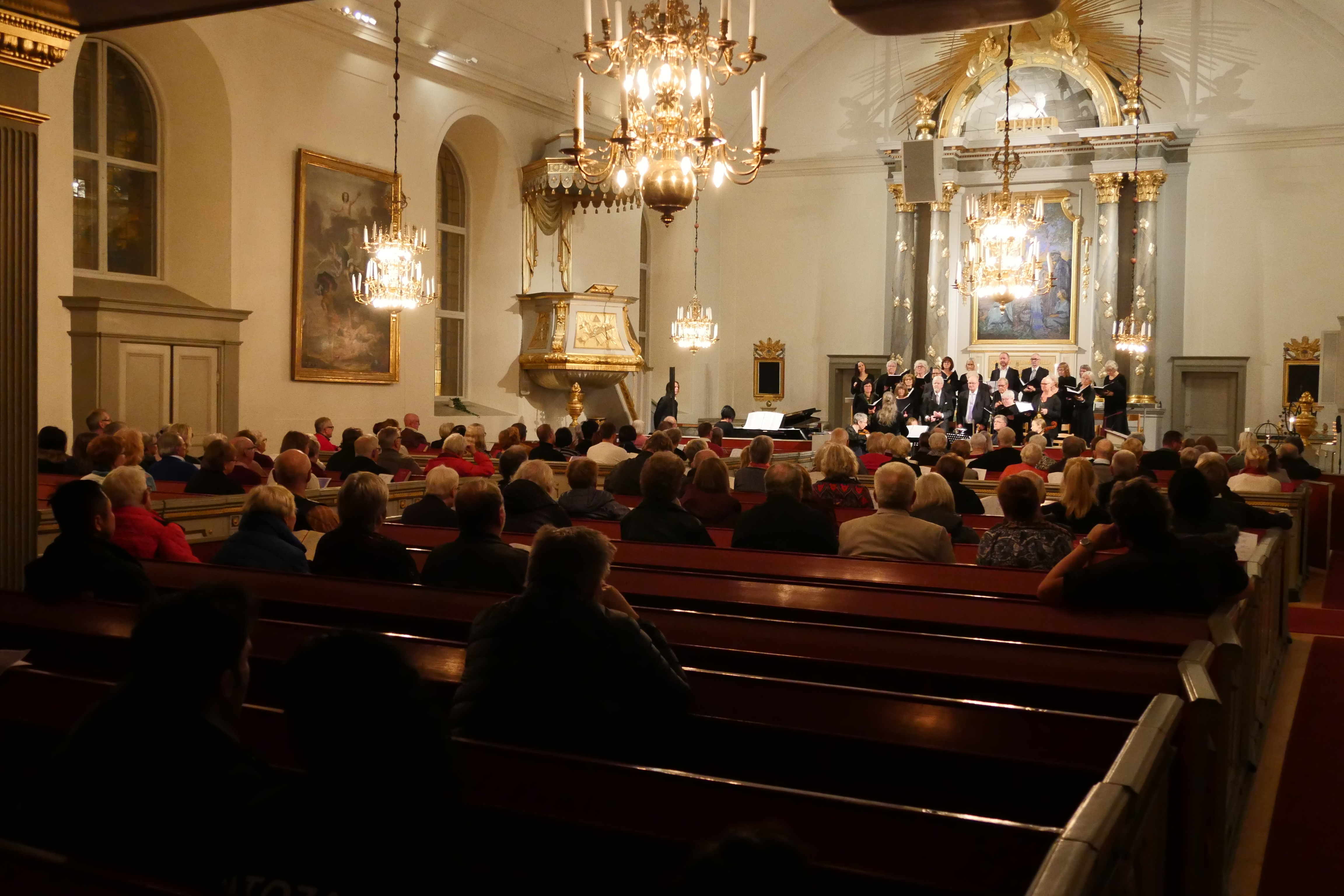 Kör sjunger på trettondan i kyrka