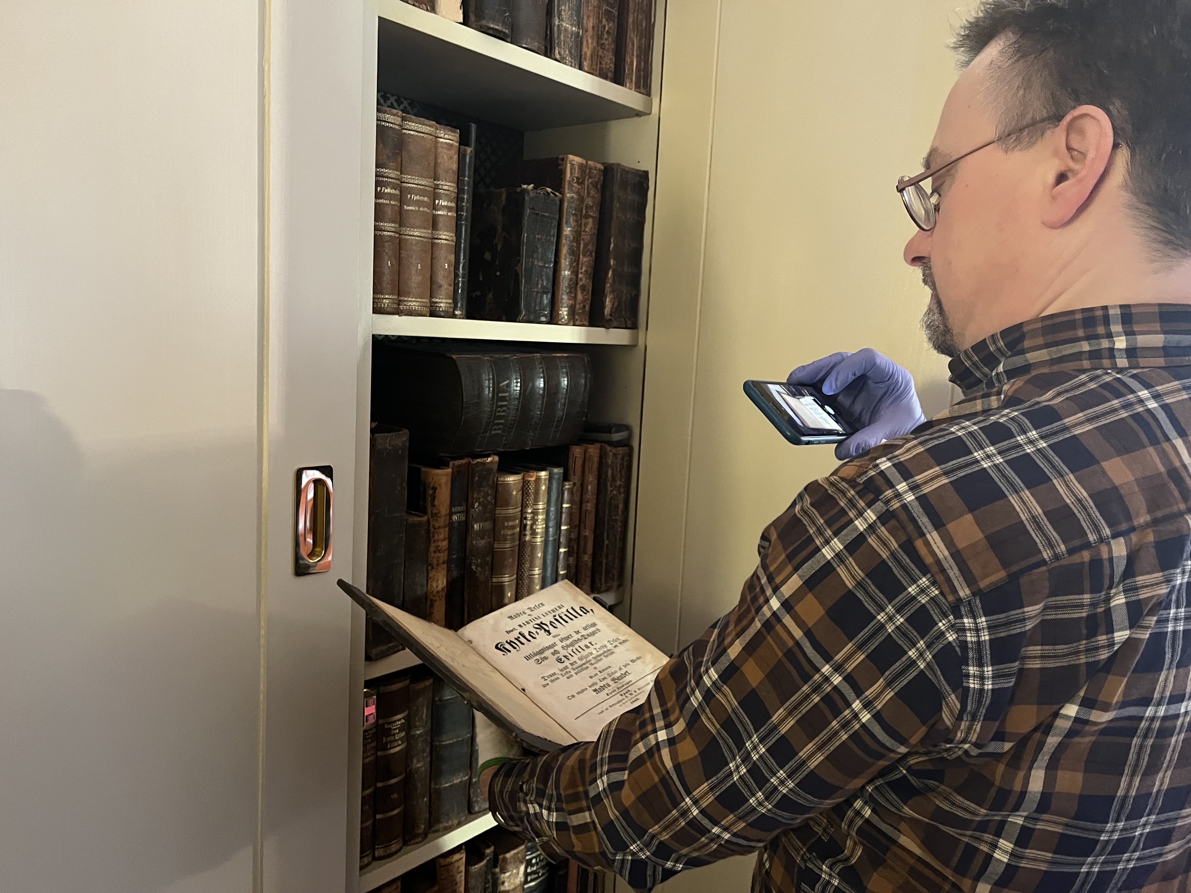 Martin Kjellgren på skattjakt i Kalmar domkyrka. På hans blogg Bibliotheca Rediviva finns mer information om Martin Kjellgren och intressanta bokfynd han gjort i kyrkorna i Växjö och Linköpings stift. 