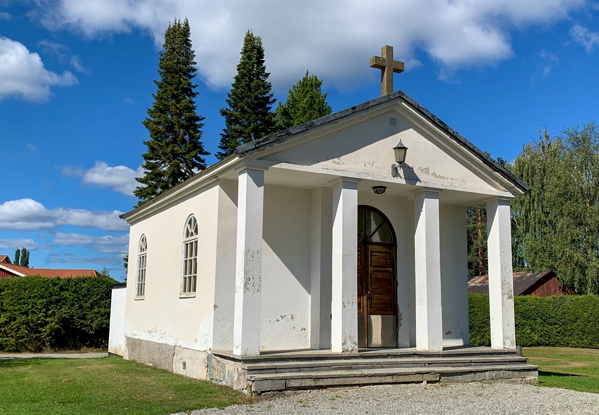 Vitrappad litet kapell beläget på Ådals-Lidens kyrkogård