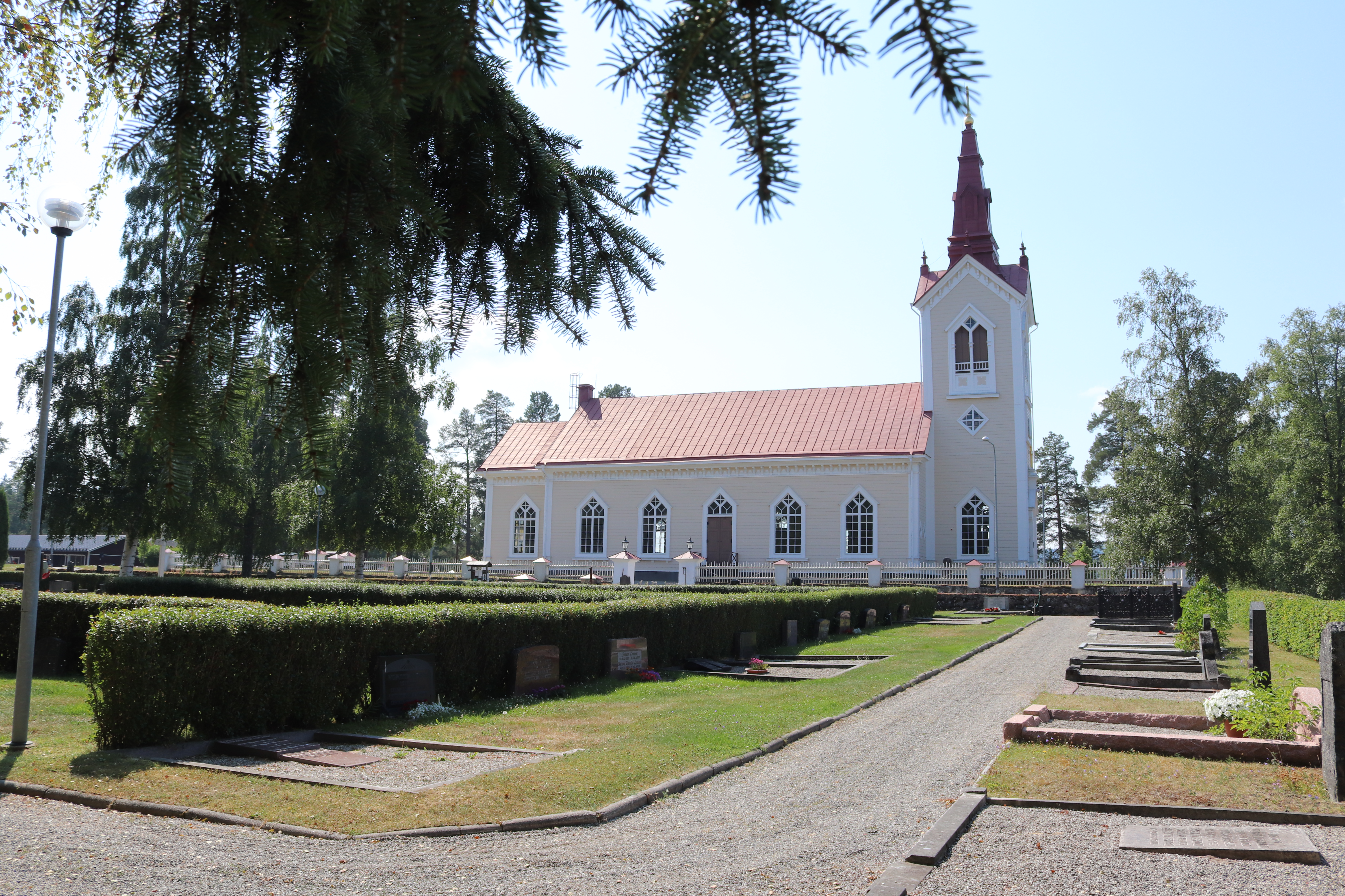En kyrka och kyrkogård.