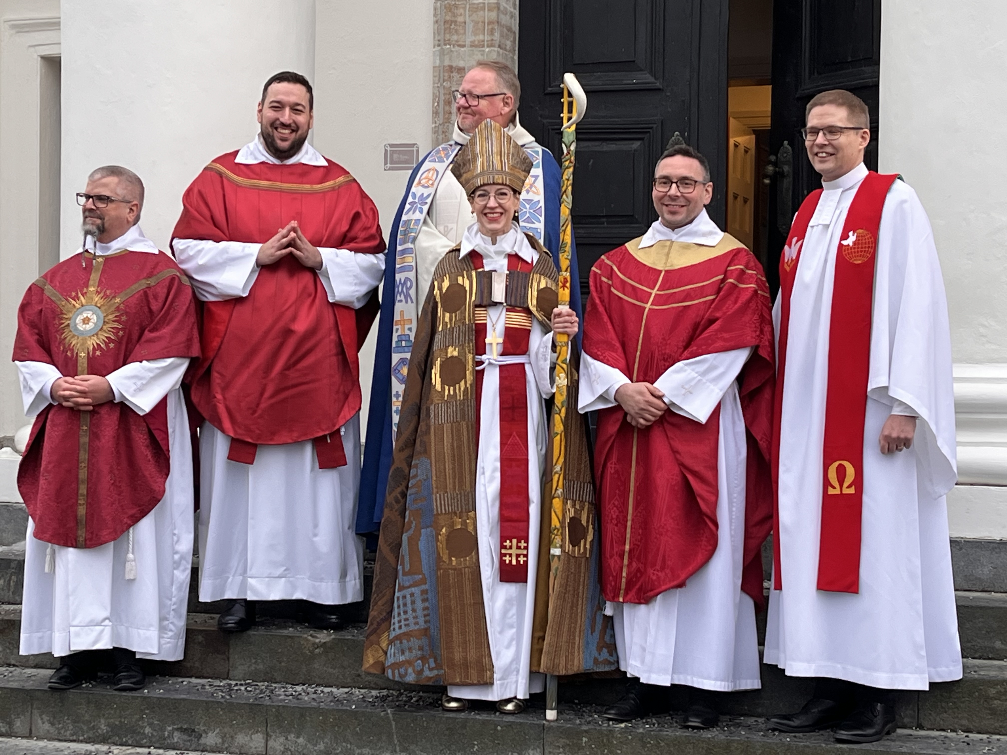 Människor som står på en trappa.