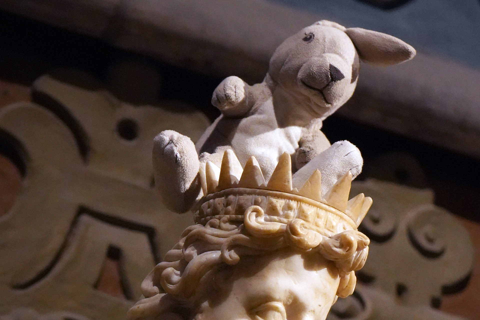 En gosedjurskanin har klättrat upp i kronan på en av domkyrkans statyer i Jagellonska koret och tittar ner på oss med öronen på svaj.