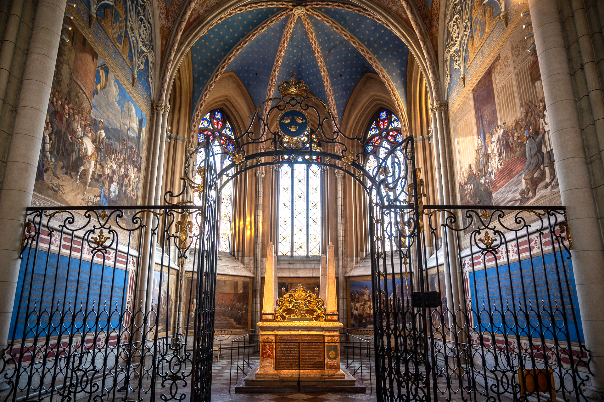 Vy över Vårfrukoret, även kallat  Gustav Vasas gravkor, i Uppsala domkyrka, med marmormonumentet, förgyllda detaljer och det välvda stjärnbeströdda blå taket.