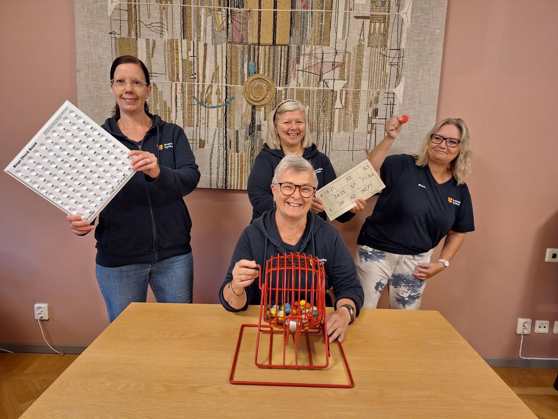 Några personer spelar bingo