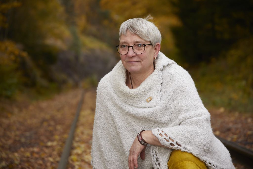 Anki Lööf sitter i naturen