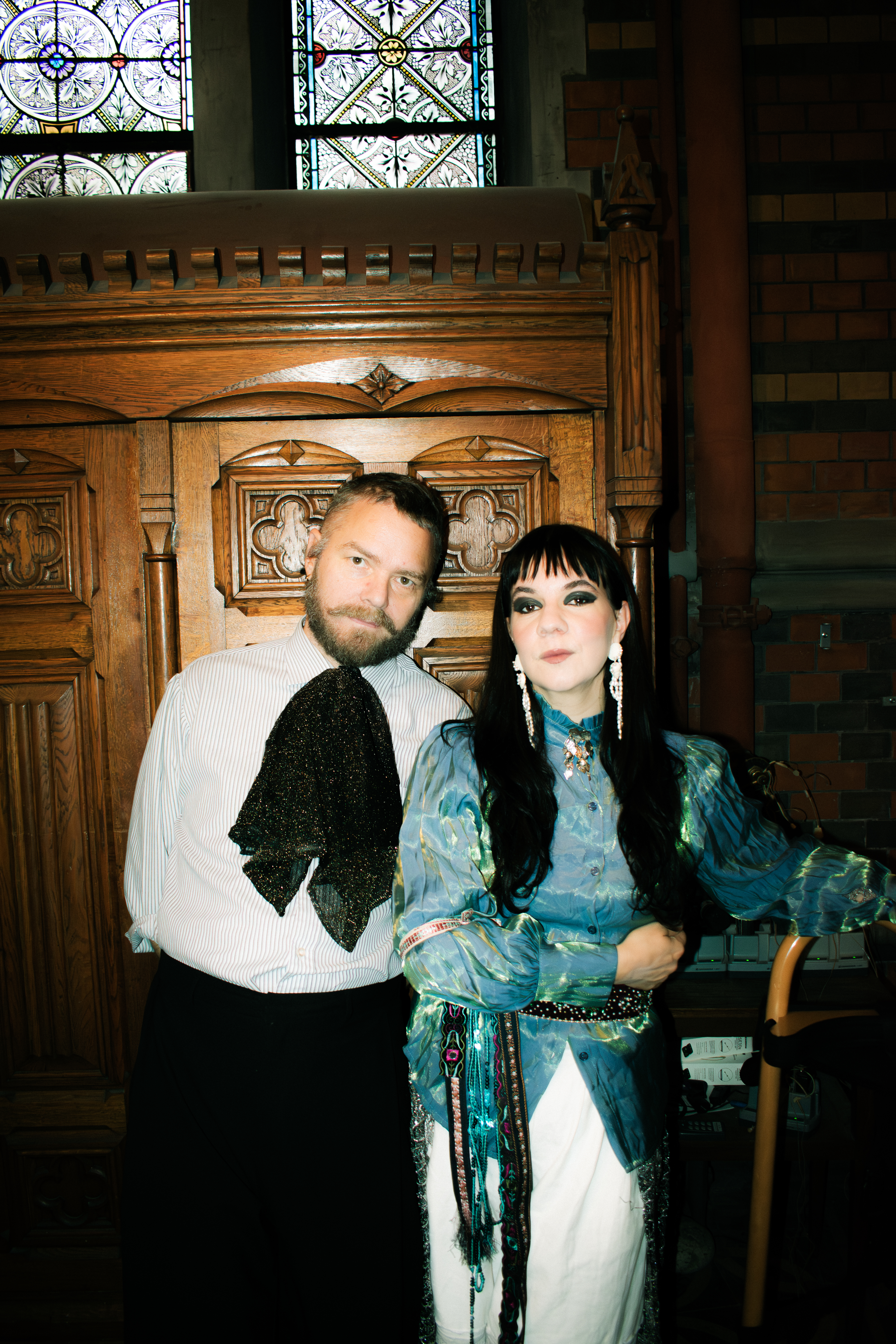 En man och en kvinna framför en kyrkdörr.