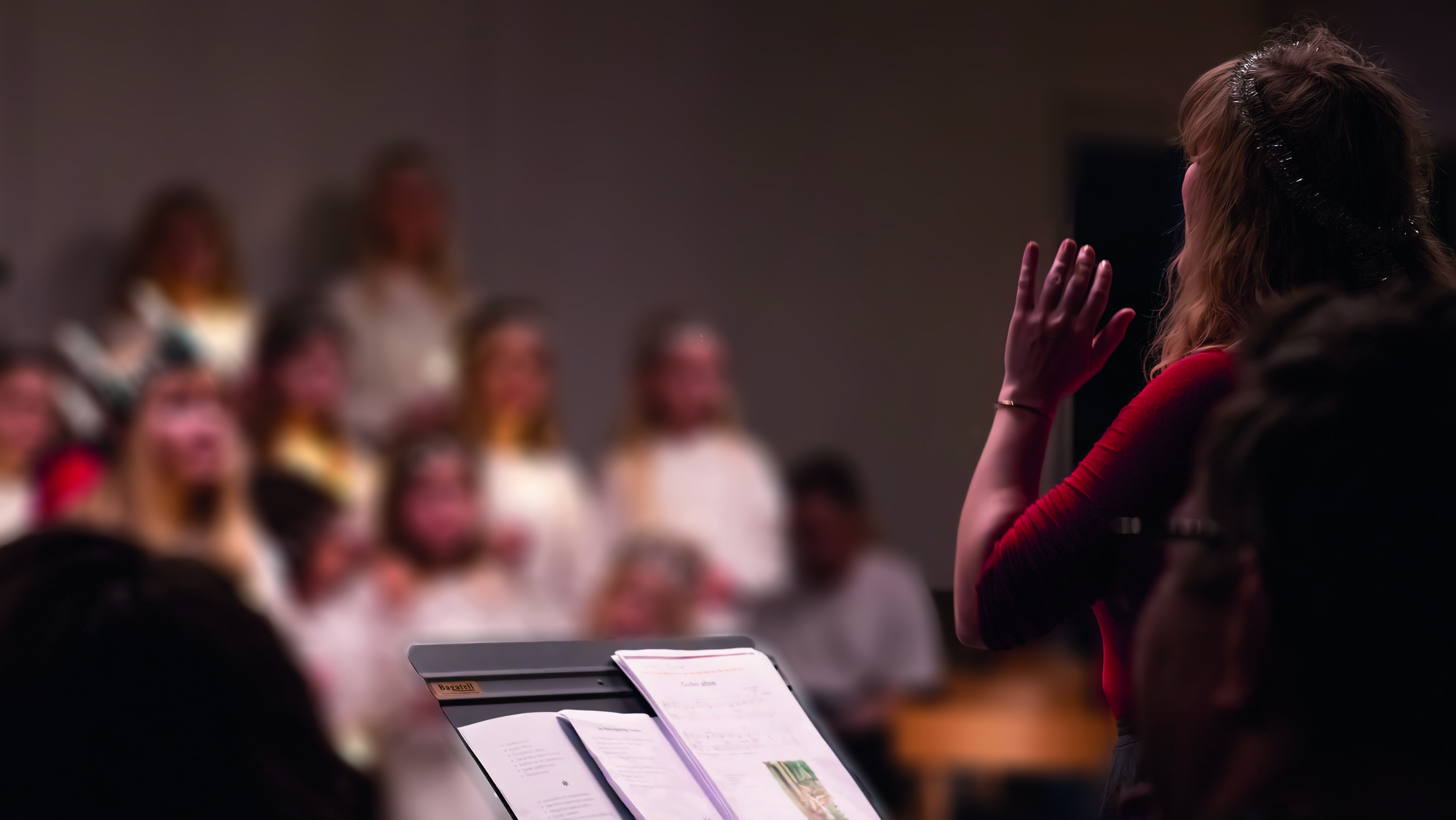 En person som dirigerar en kör.