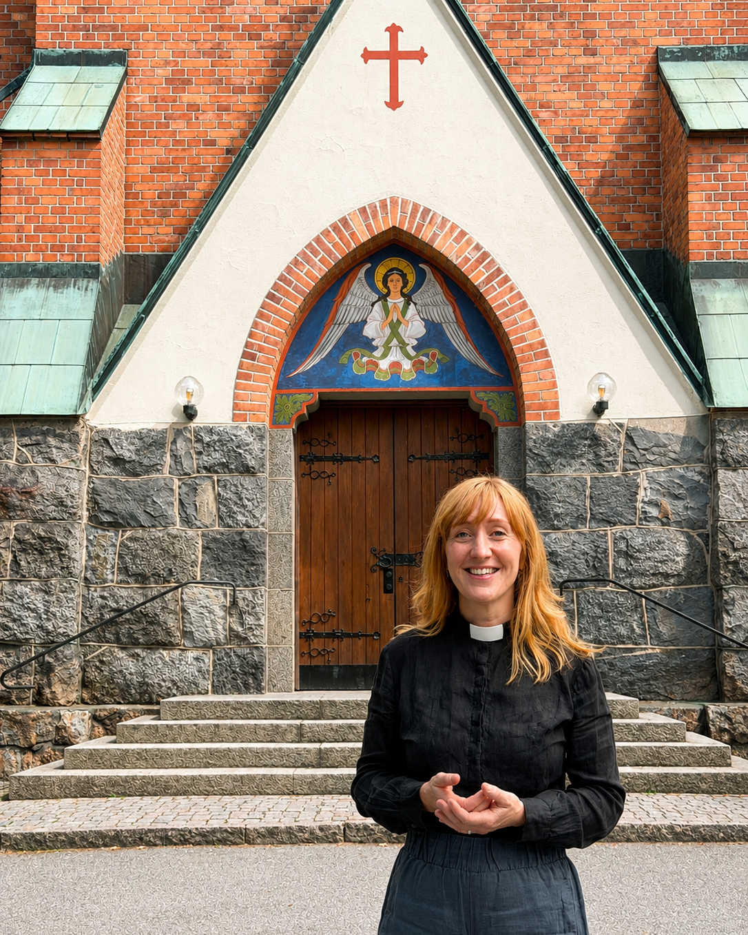 Maria bergstrand framför nacka kyrka