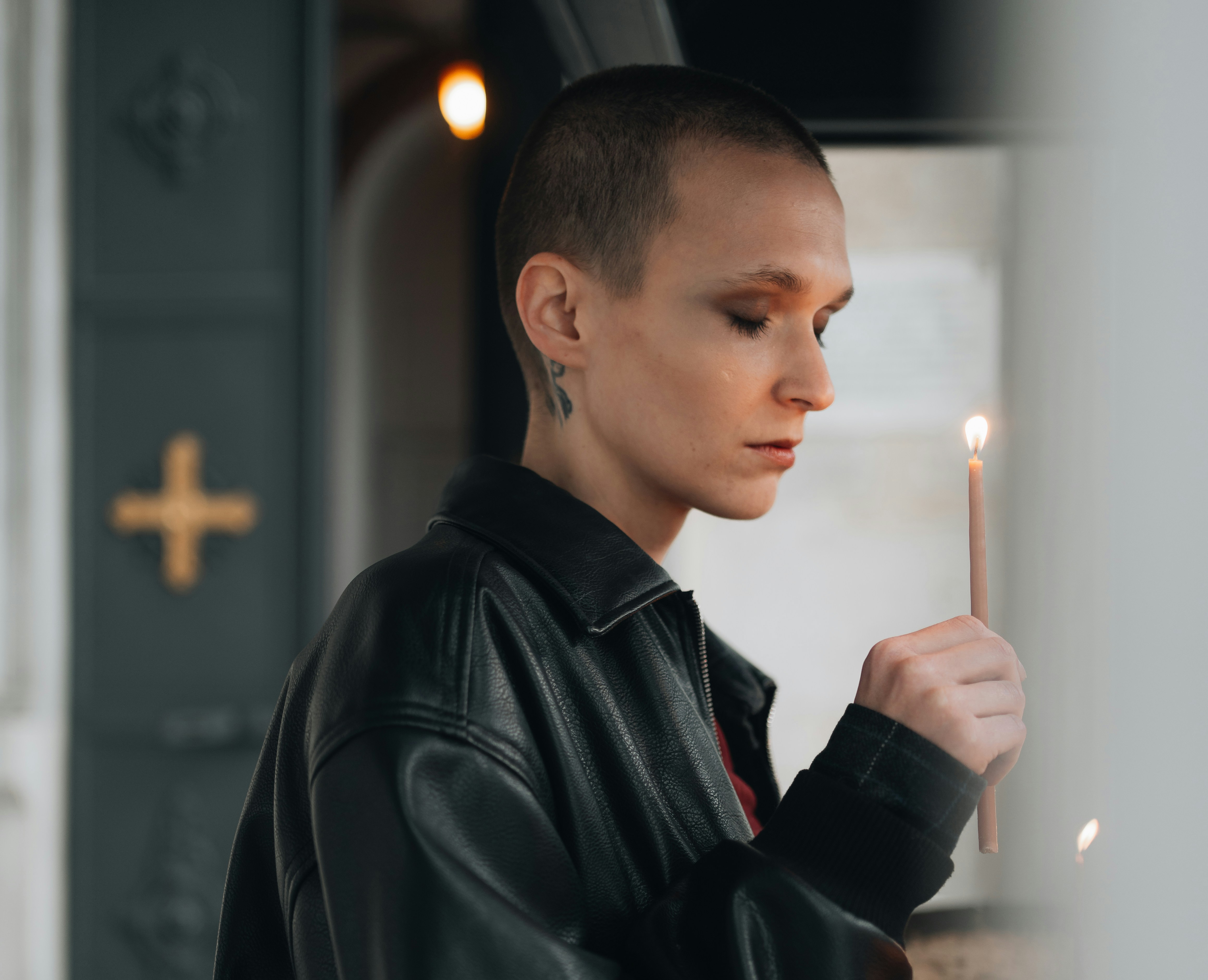 kvinna med ljus i handen