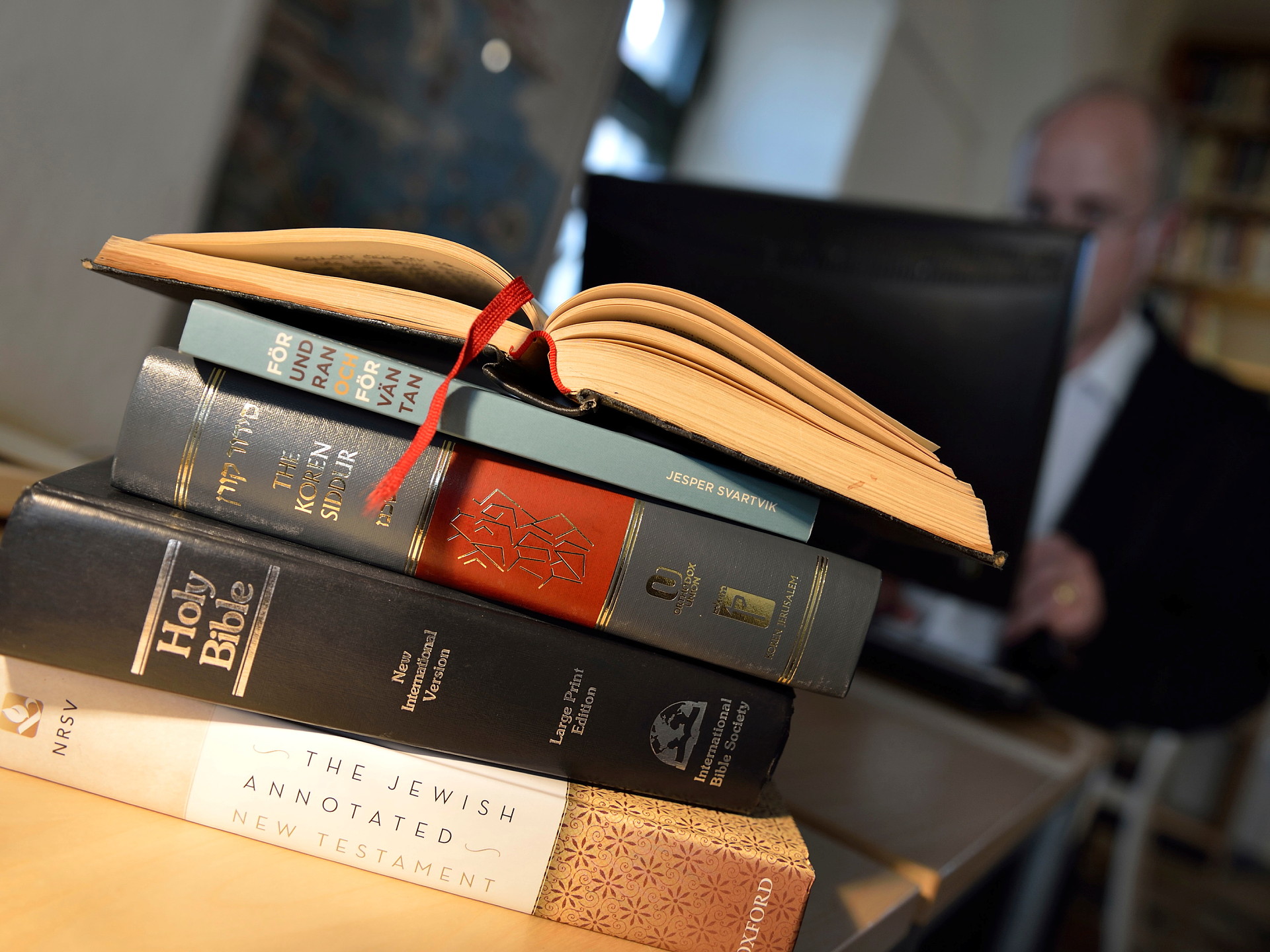 Bilden visar en stapel med böcker inom teologi