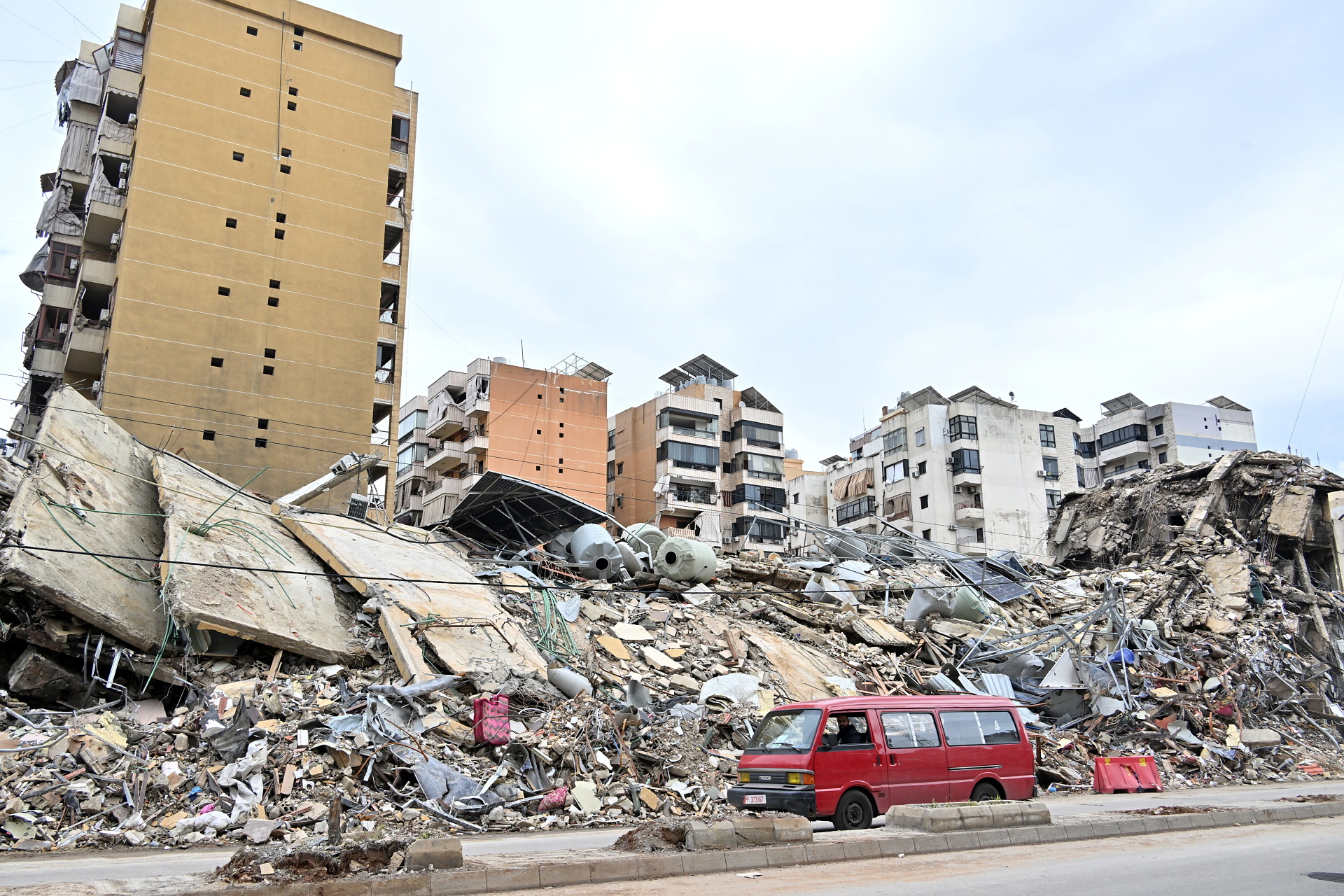 Bild på förödelse efter bombning i Beirut.