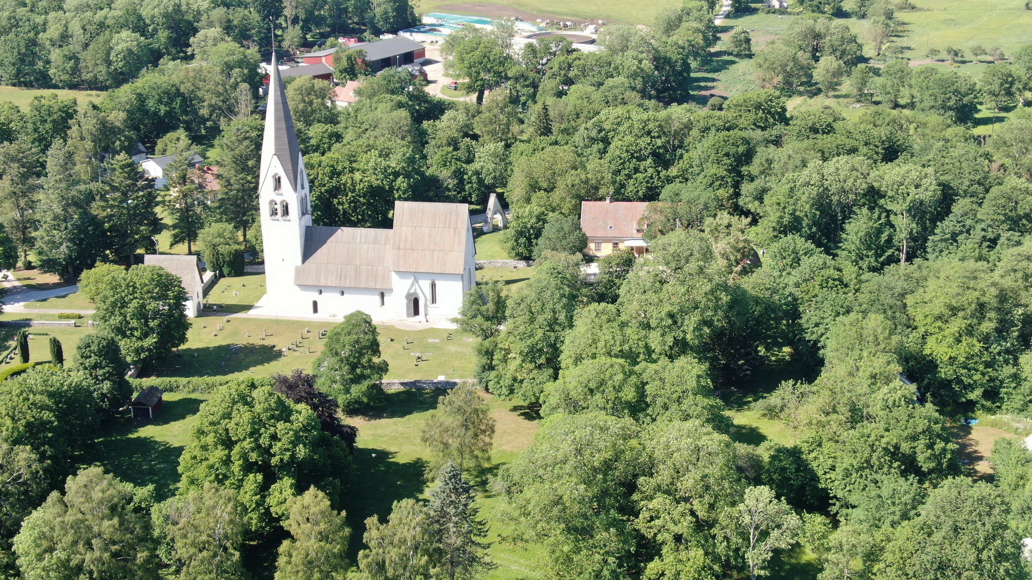 Drönarbild av Garde kyrka