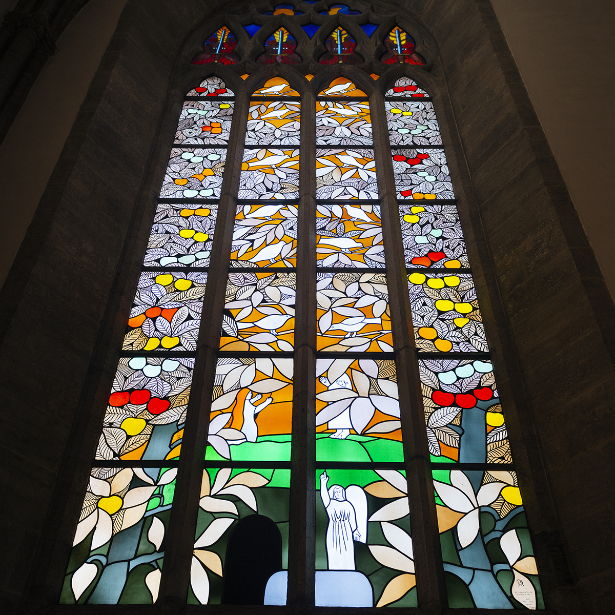 Fönstermålning i Visby domkyrka som berättar om första påskdagsmorgonen och när Maria Magdala ser den uppståndne Kristus