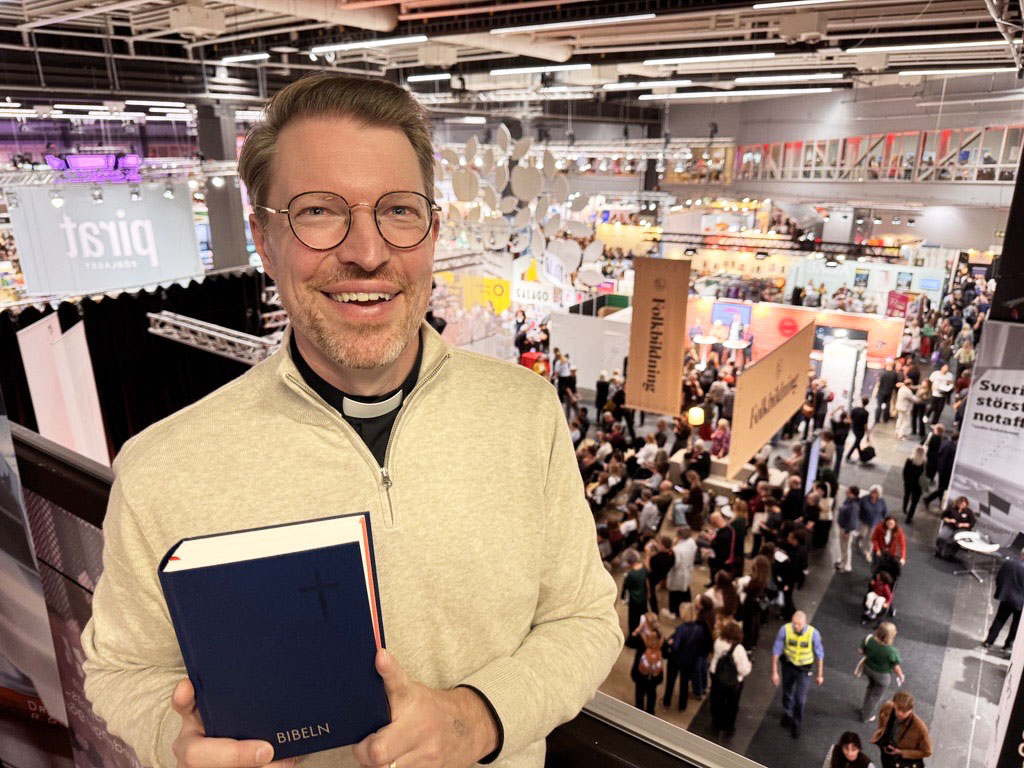 Dan Nässelqvist med ett exemplar av NT 2026 på Bokmässan i Göteborg.