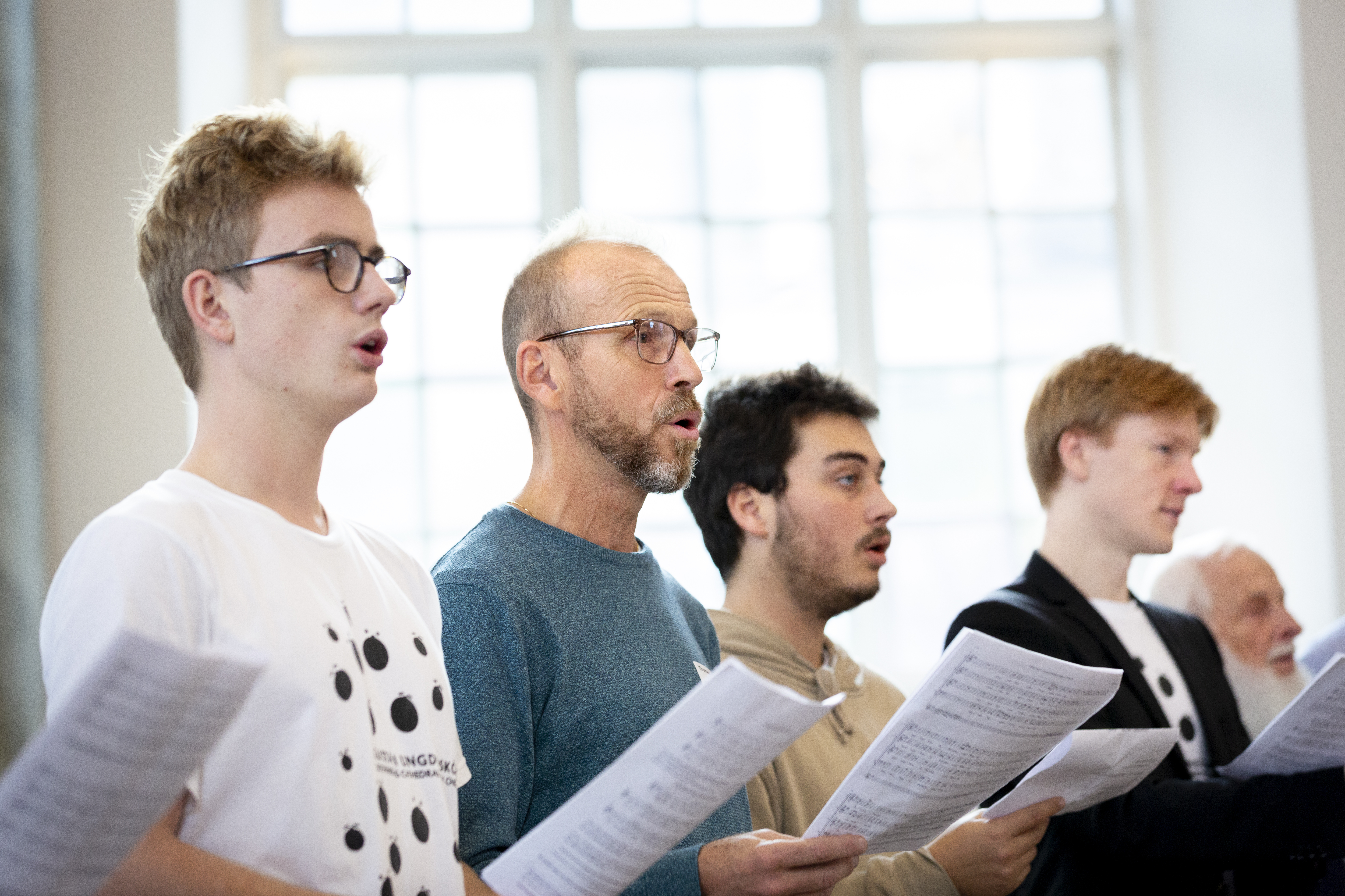 Män i olika åldrar sjunger