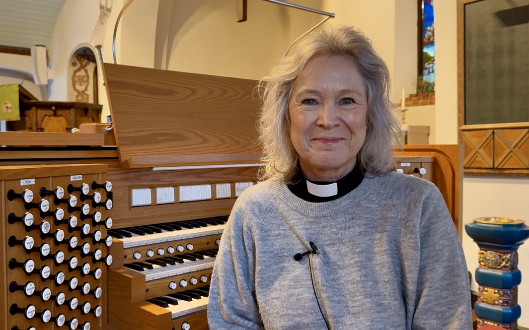 Kyrkoherde Marie Rehnstam framför Enskede kyrkas nya orgel