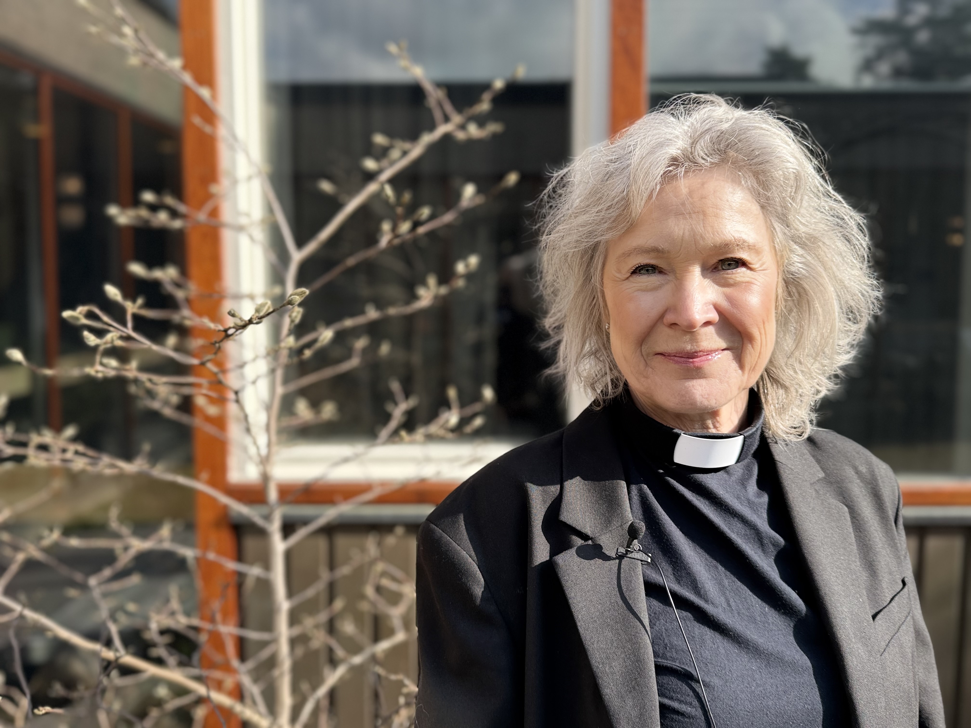 Marie Rehnstam bredvid en magnolia i knoppning