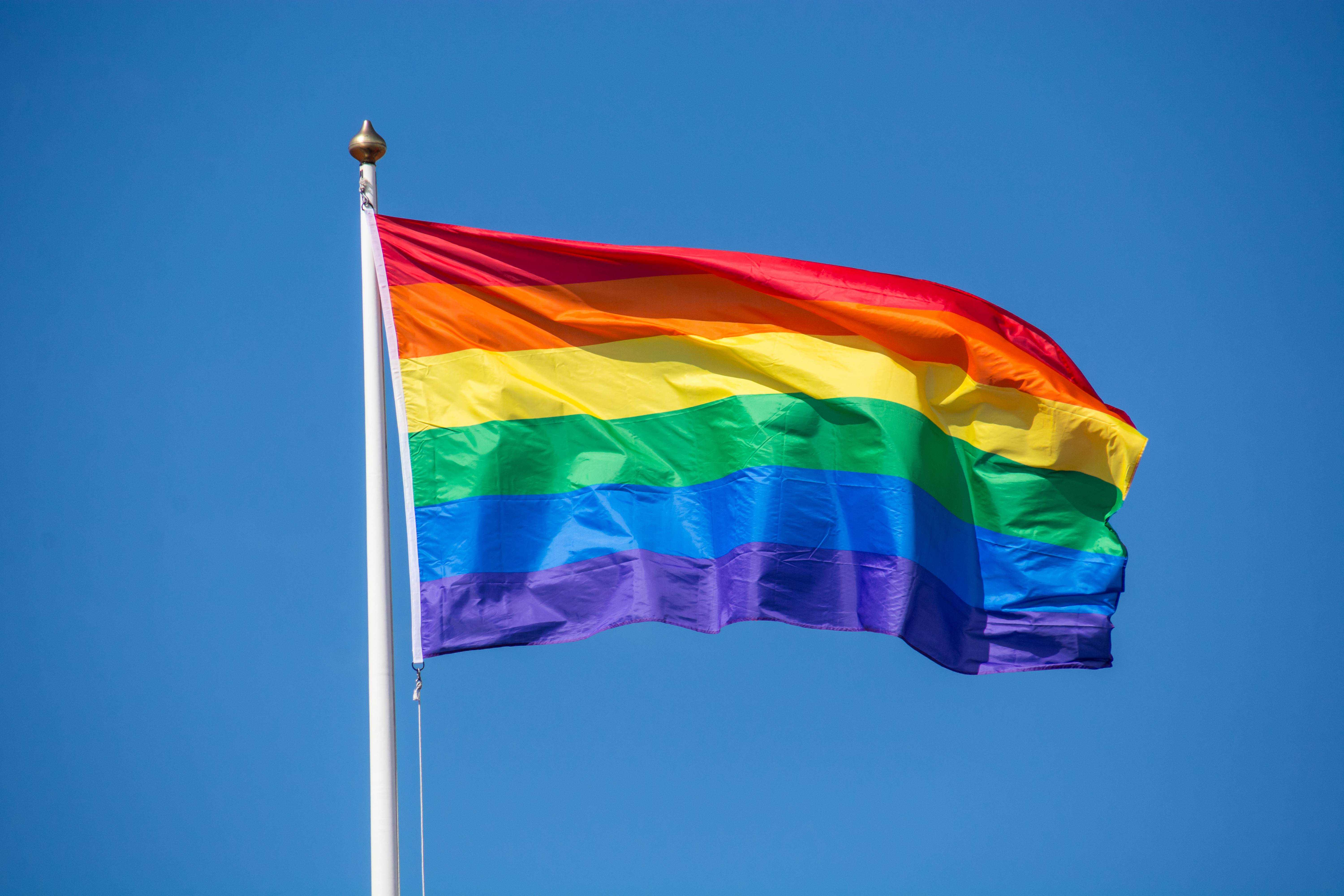 Prideflaggan mot en blå himmel