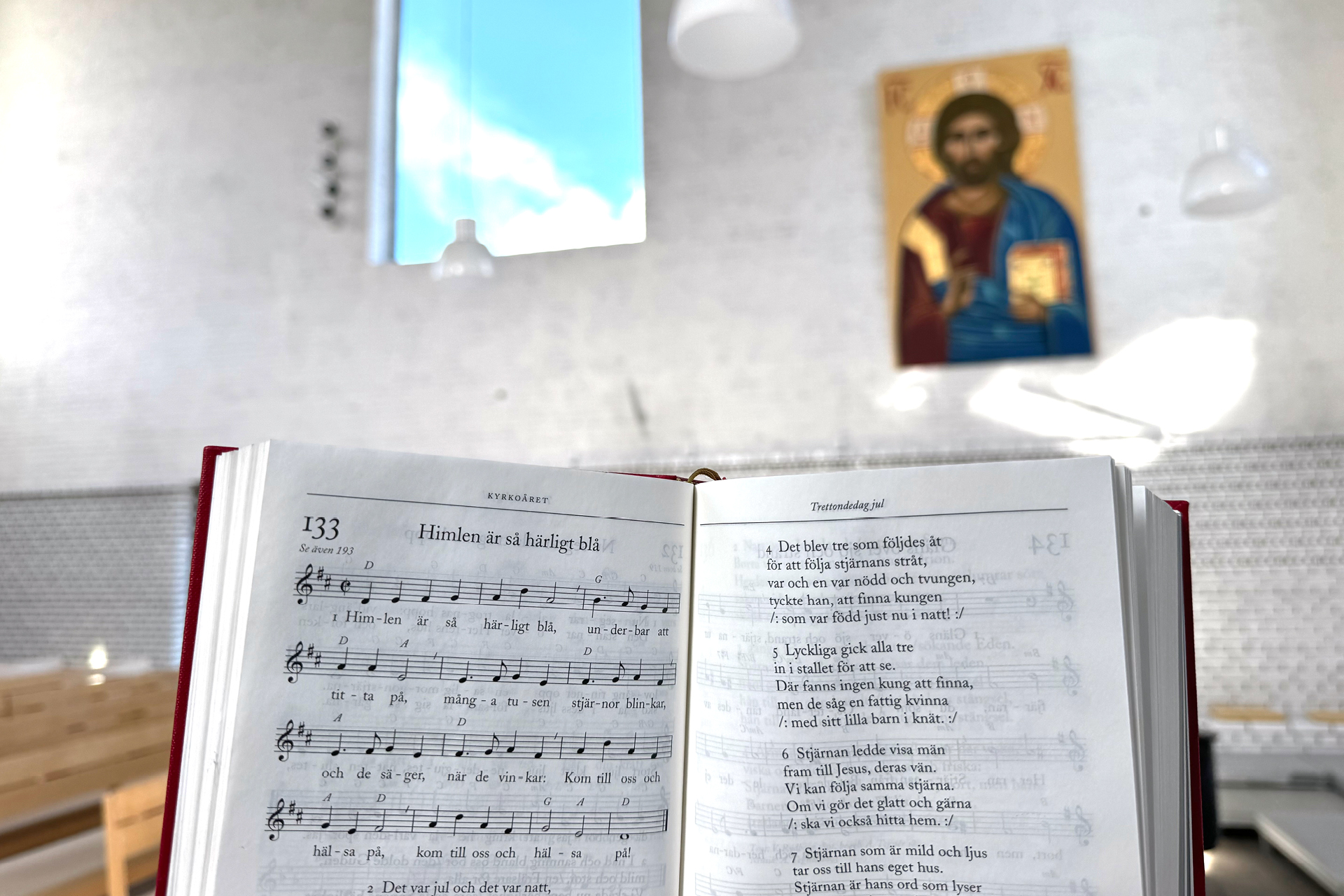 En uppslagen psalmbok i Årsta kyrka.