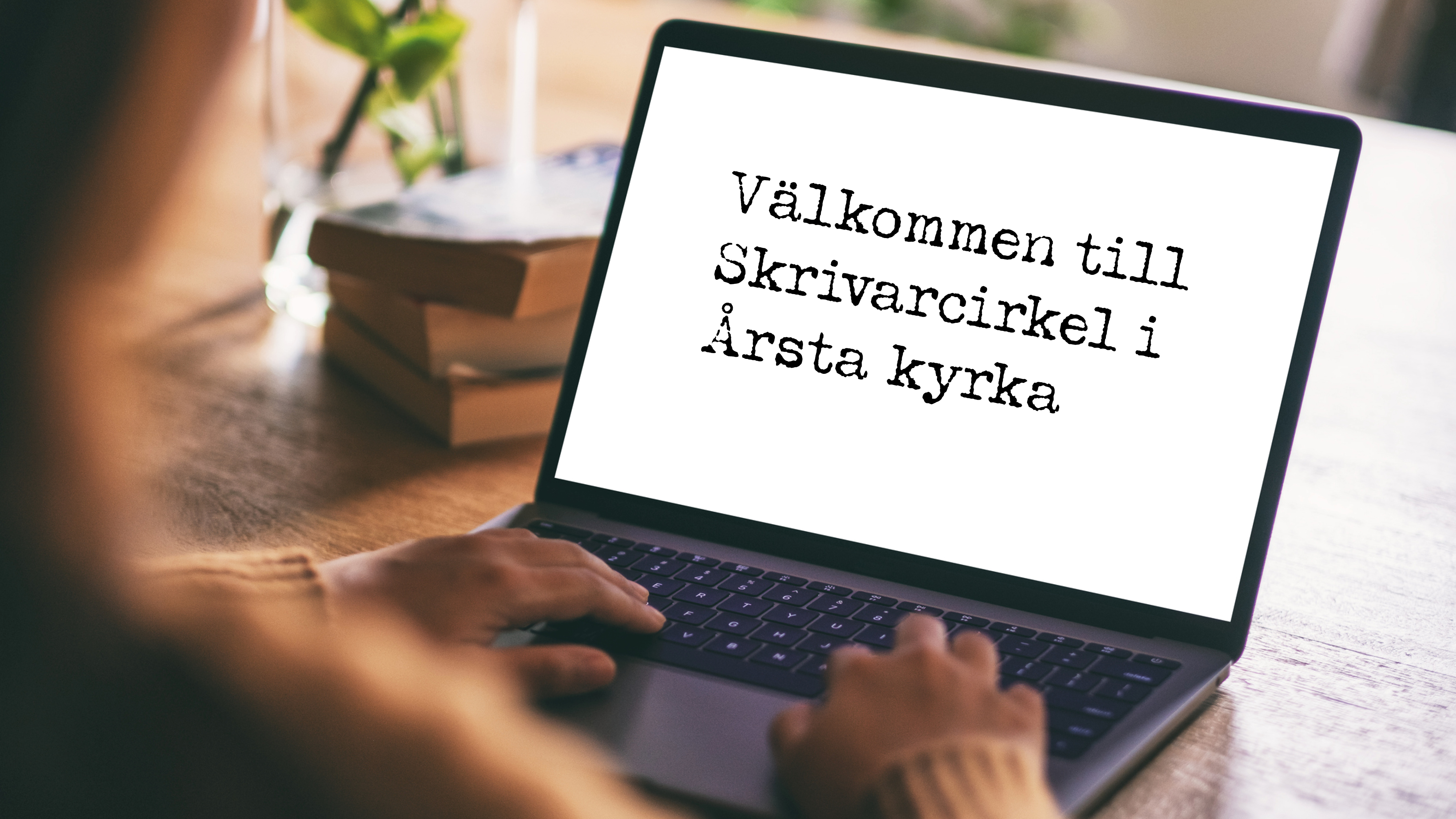 Skrivande person vid en dator